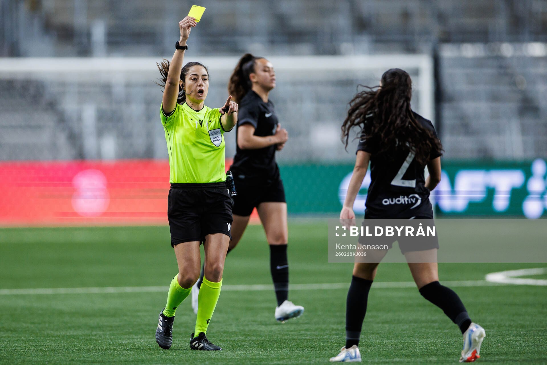 Jeneva Hernandez Gray of Sporting Club de Portugal receives