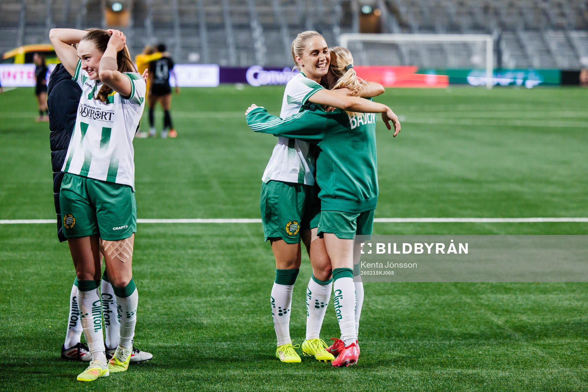Vilde Hasund, Alice Carlsson and Emilie Joramo celebrates