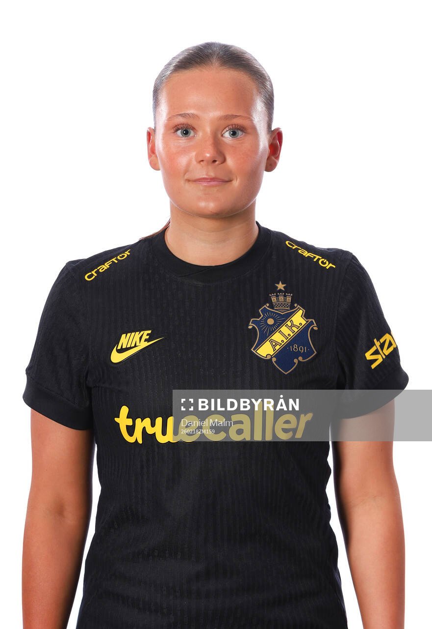 s Ellie Junetoft