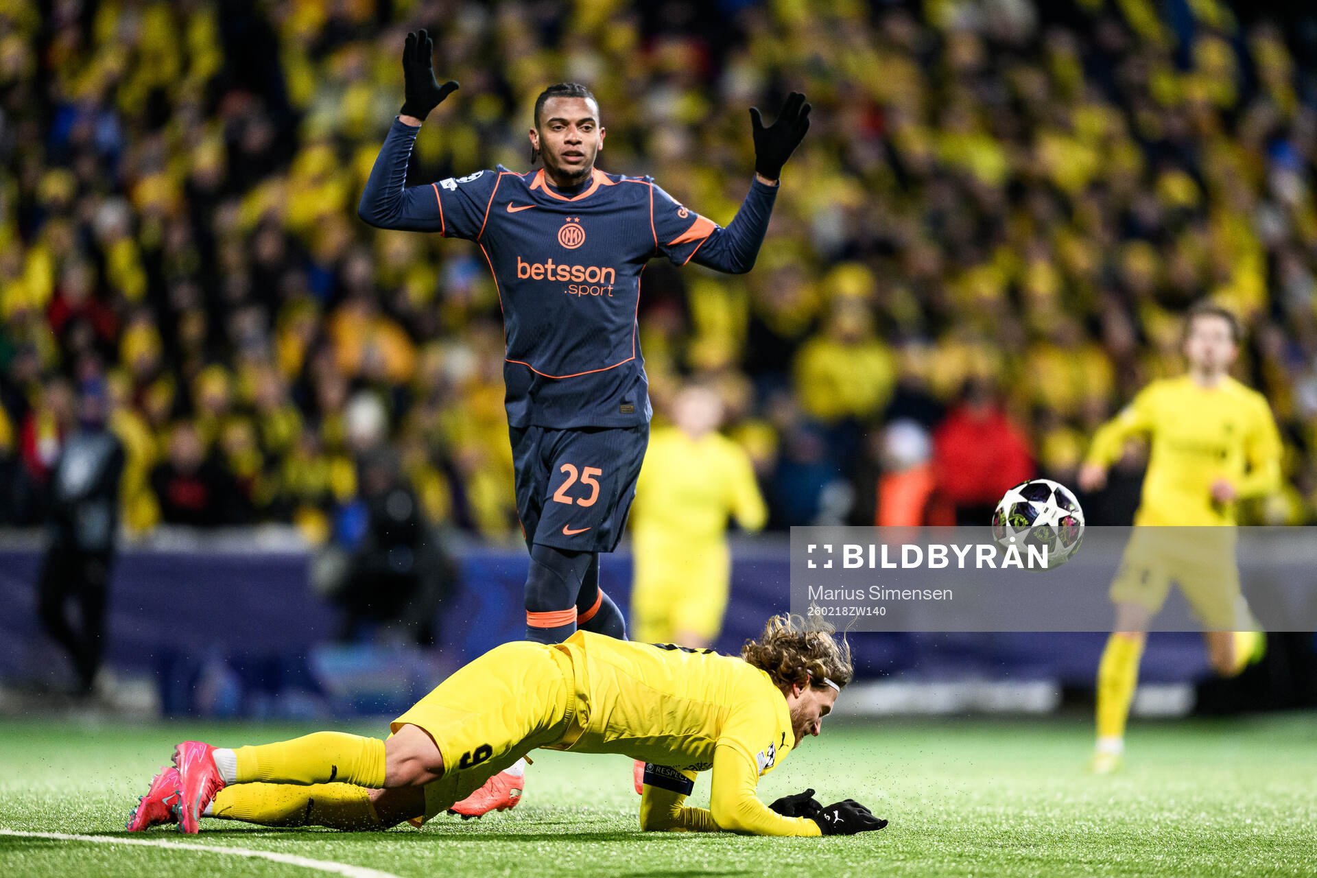 Manuel Akanji of Inter and Kasper Høgh of Bodø/Glimt