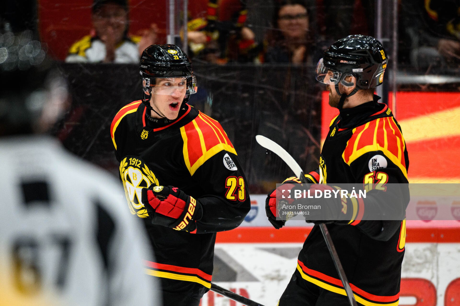 Brynäs Oskar Lindblom och Jack Kopacka jublar