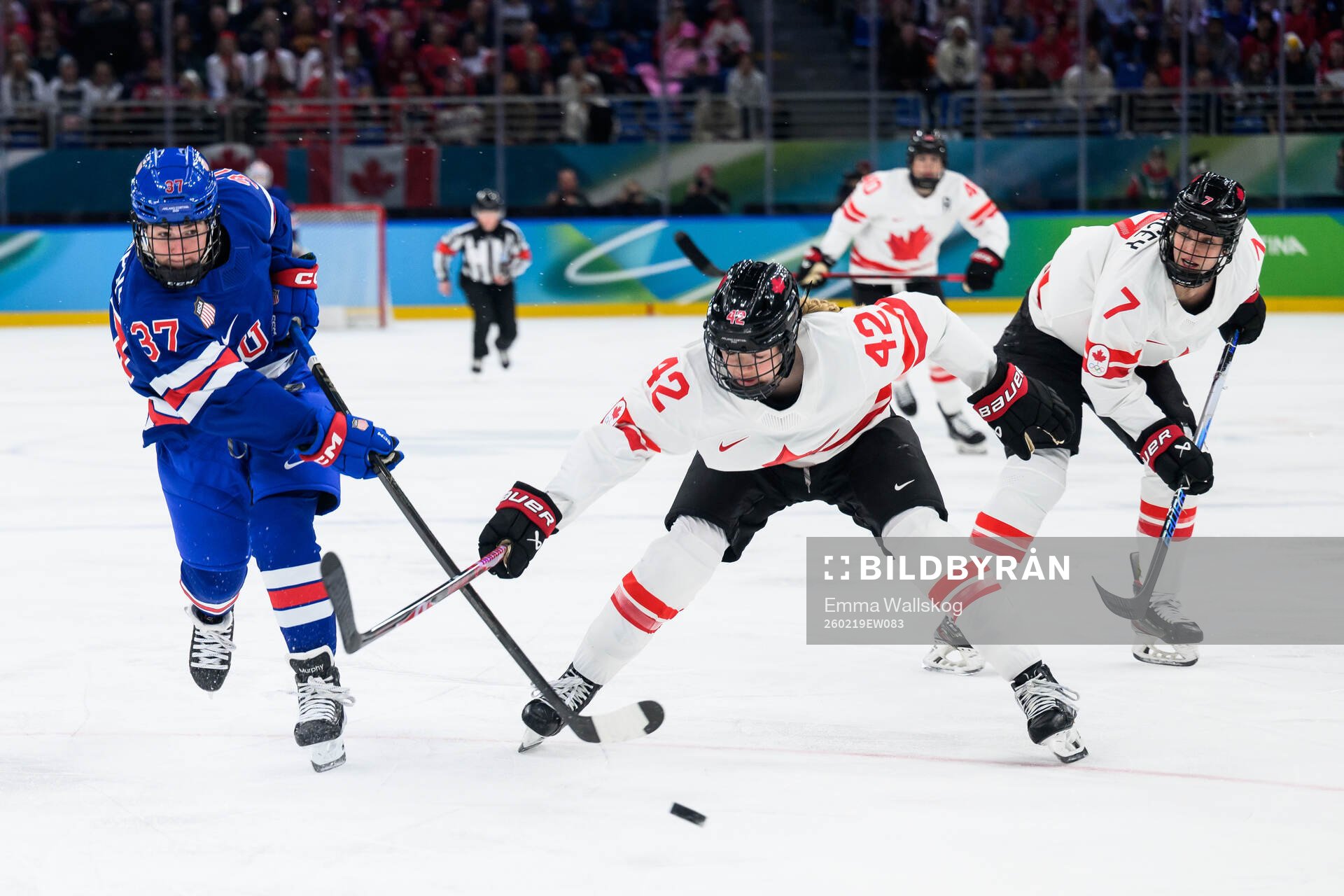Abbey Murphy of USA and Claire Thompson of Canada in the