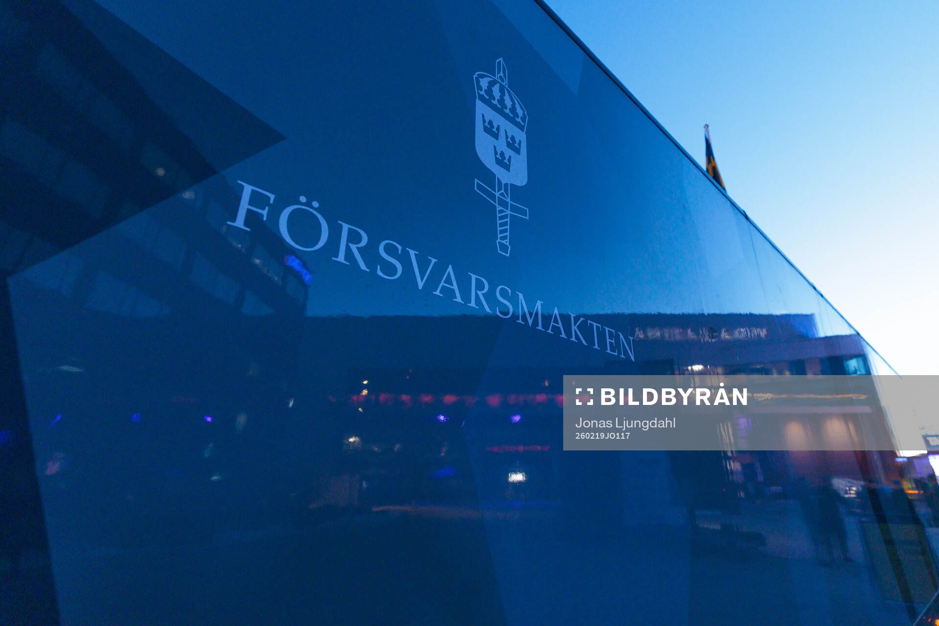 Försvarsmaktens trailer utanför Vida arena