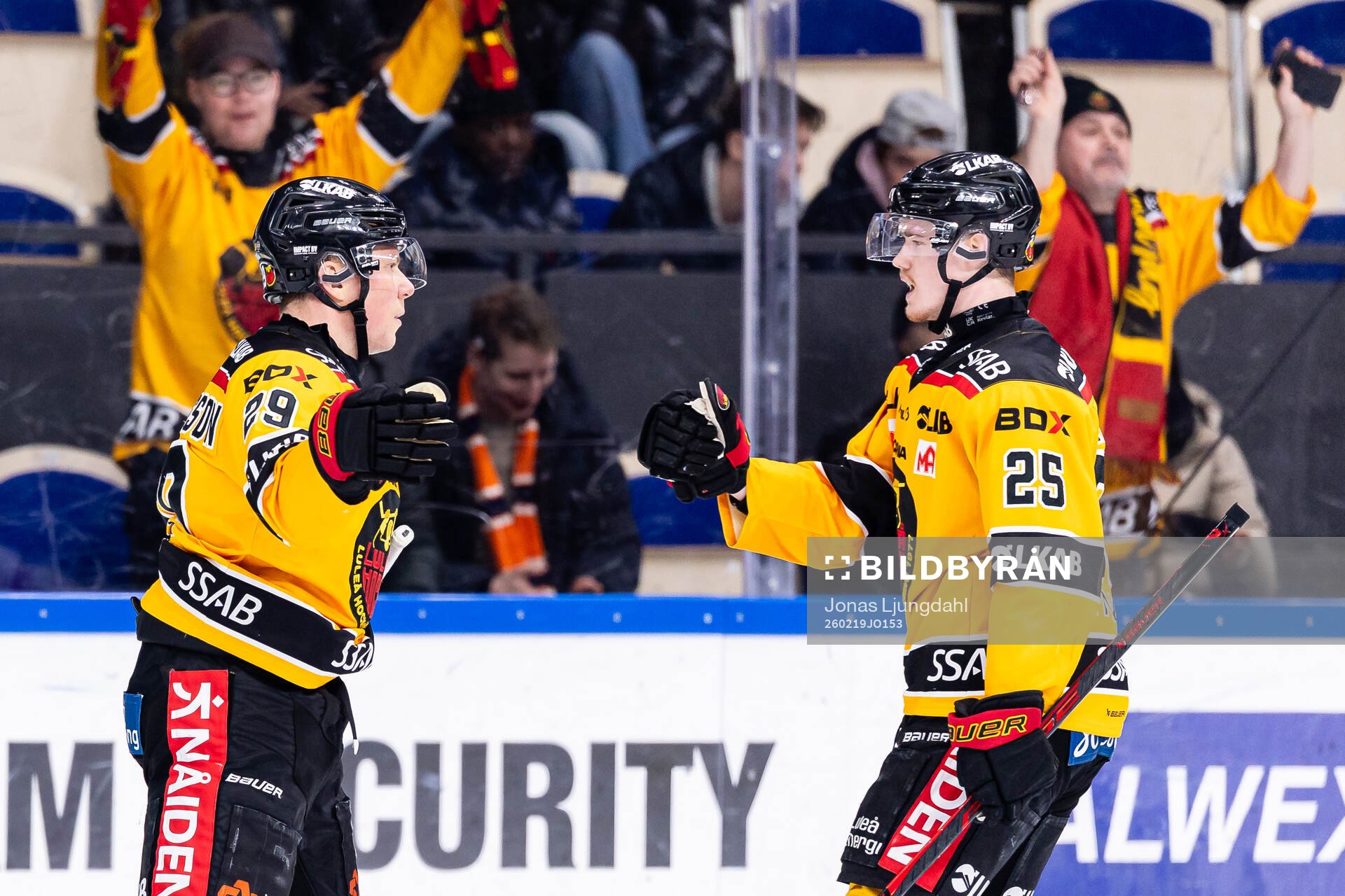 Luleås Erik Gustafsson och Filip Eriksson jublar