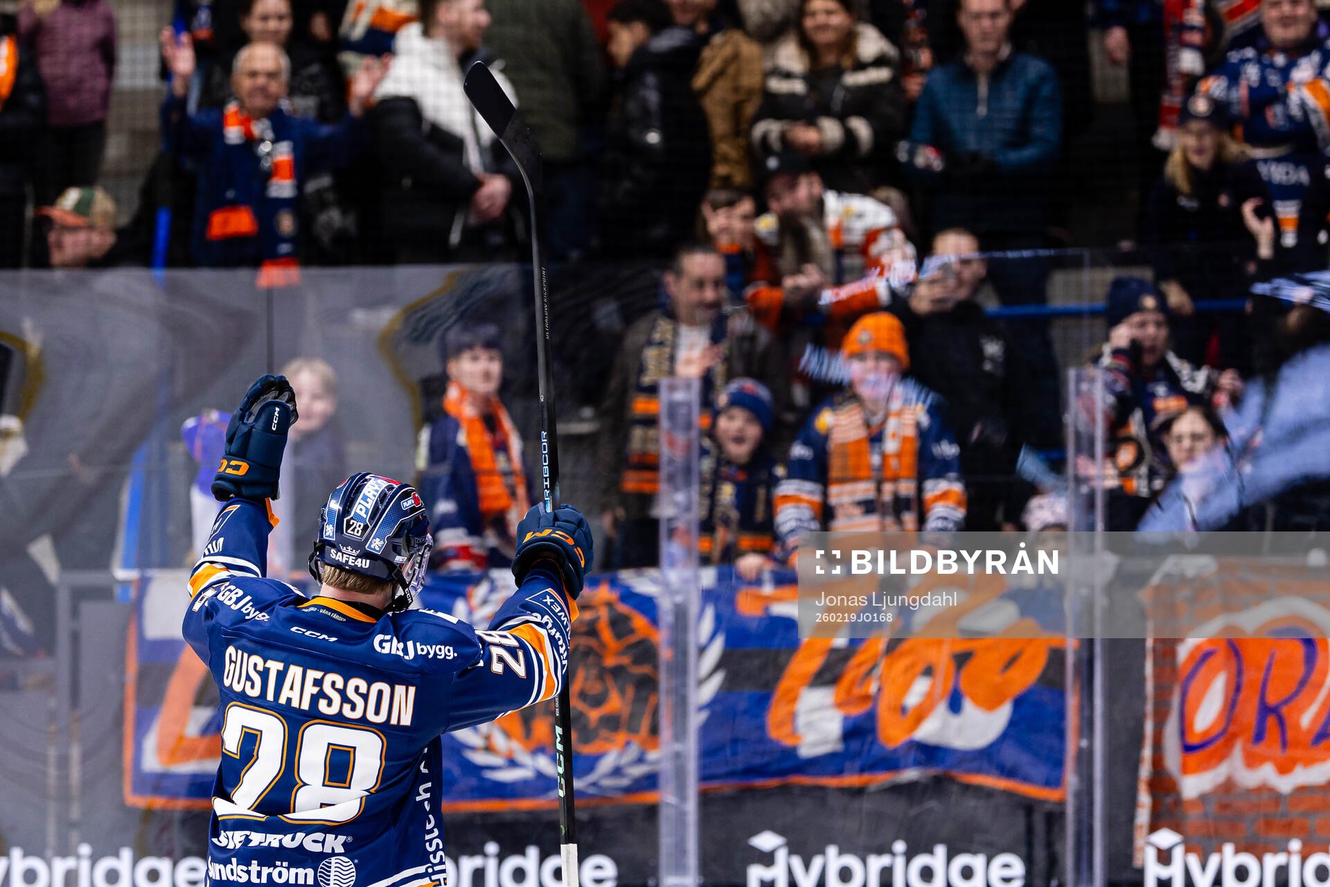 Växjös Hugo Gustafsson jublar framför supportrar