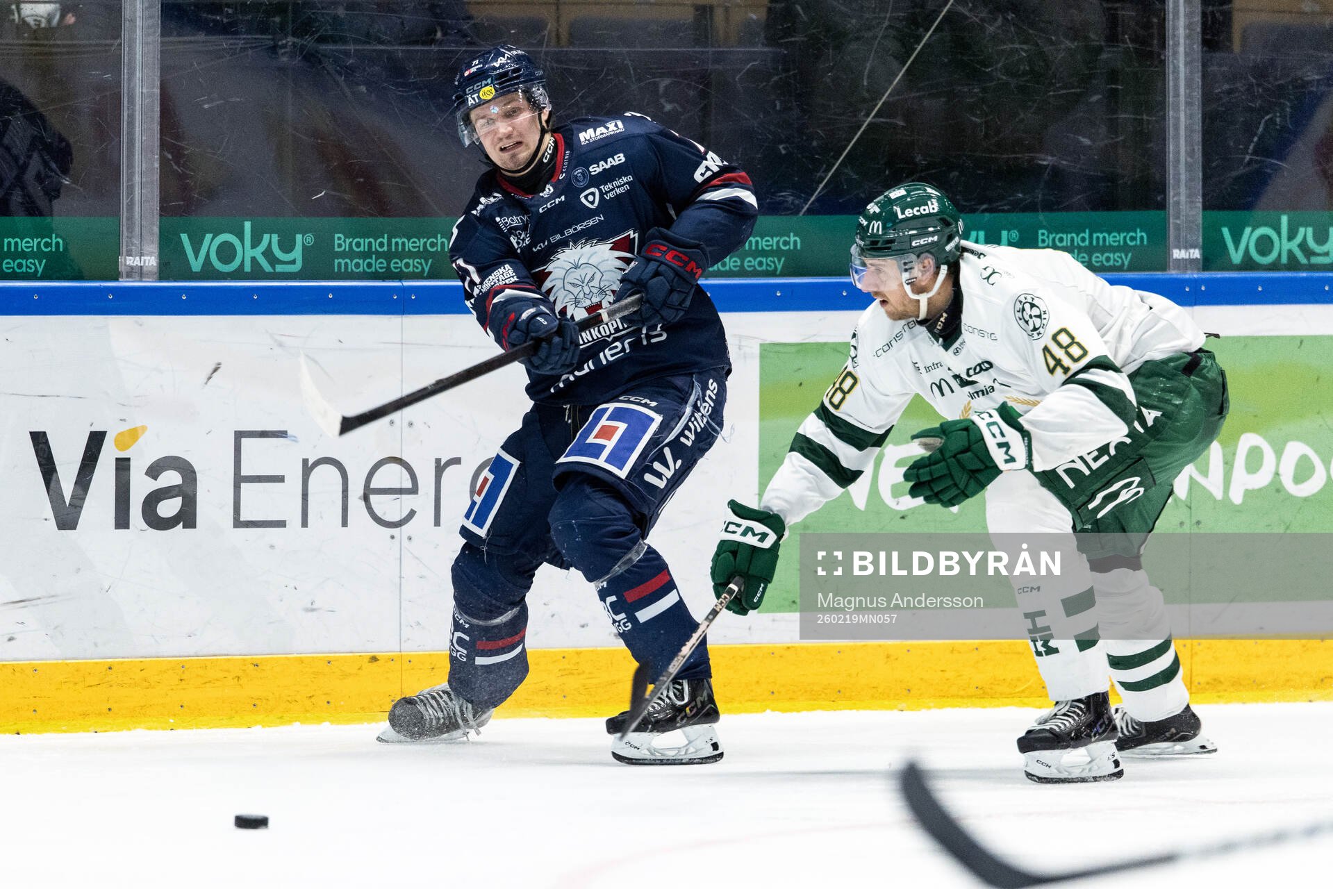 Linköpings Eskild Bakke Olsen och Färjestads Filip Roos