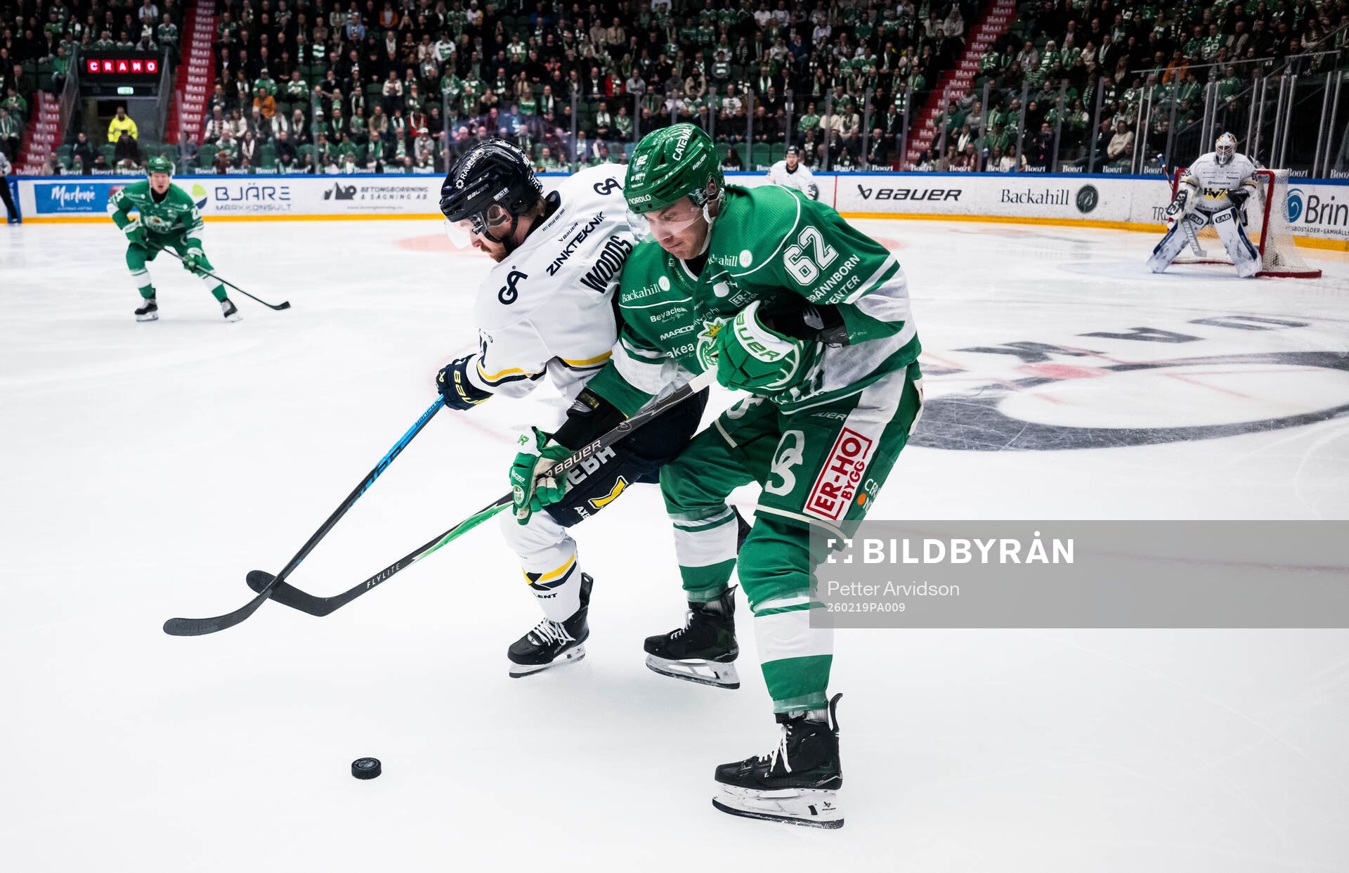 HV71s Riley Woods och Rögles Lubos Horky