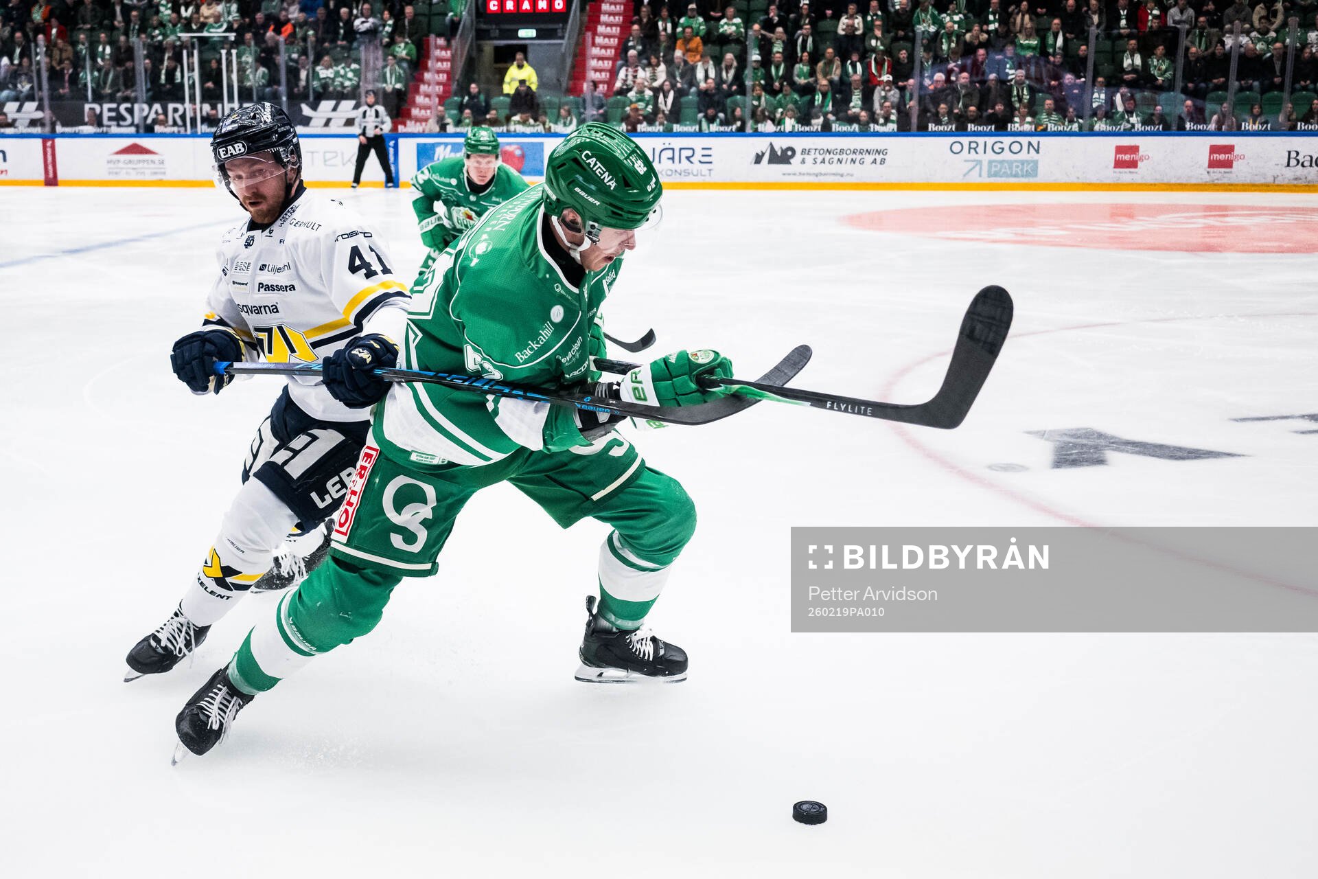 HV71s Riley Woods och Rögles Lubos Horky