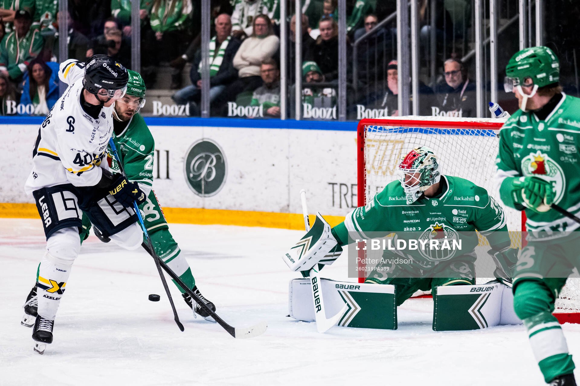 HV71s Oskar Stål-Lyrenäs och Rögles målvakt Arvid Holm