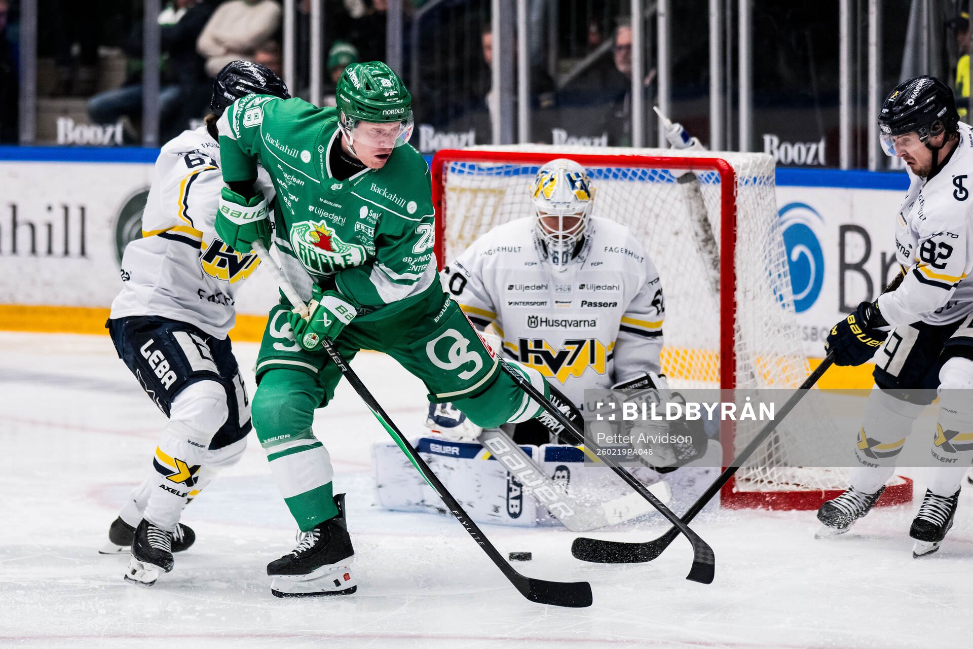 Rögles Anton Bengtsson och HV71s målvakt Felix Sandström