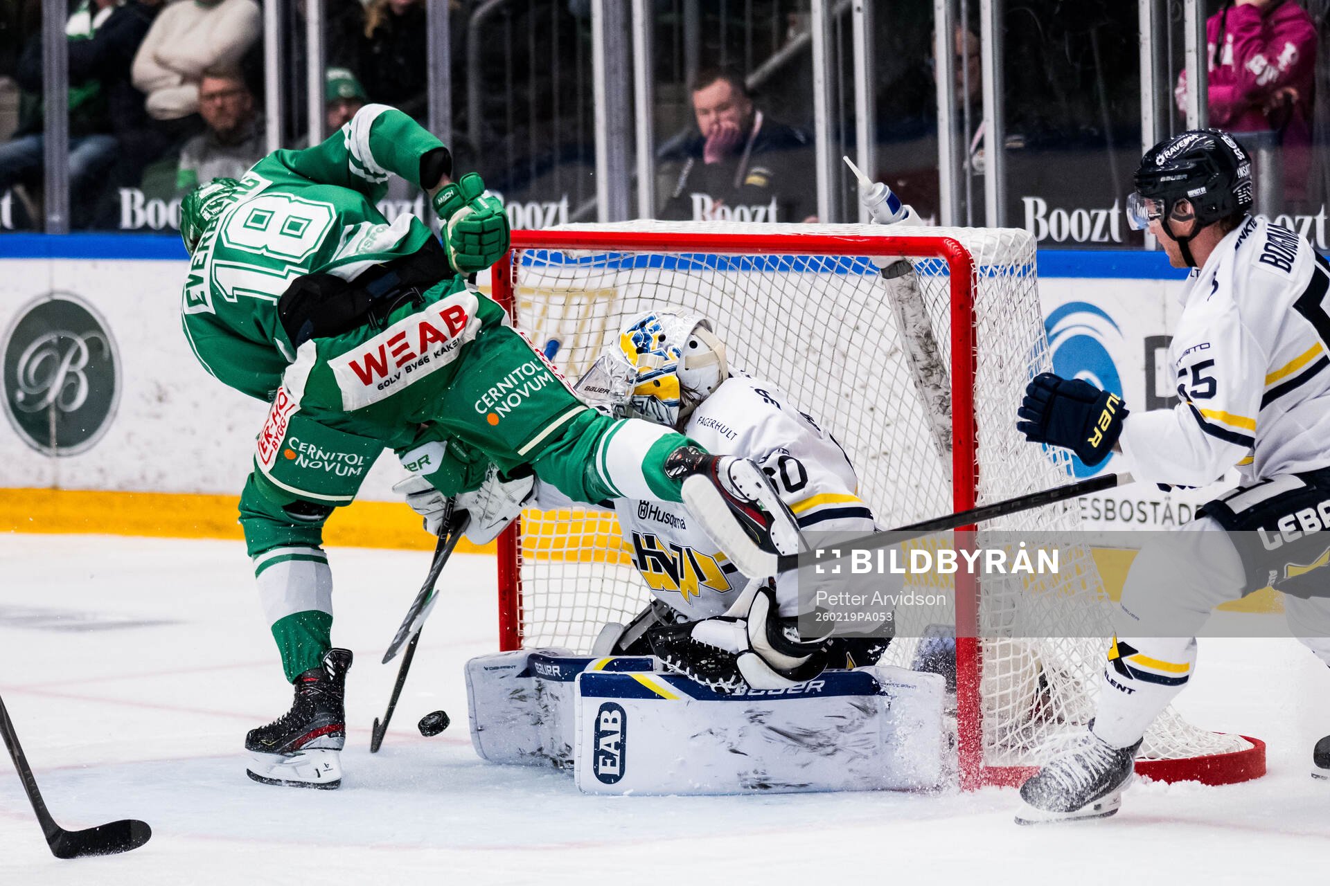 Rögles Dennis Everberg och HV71s målvakt Felix Sandström