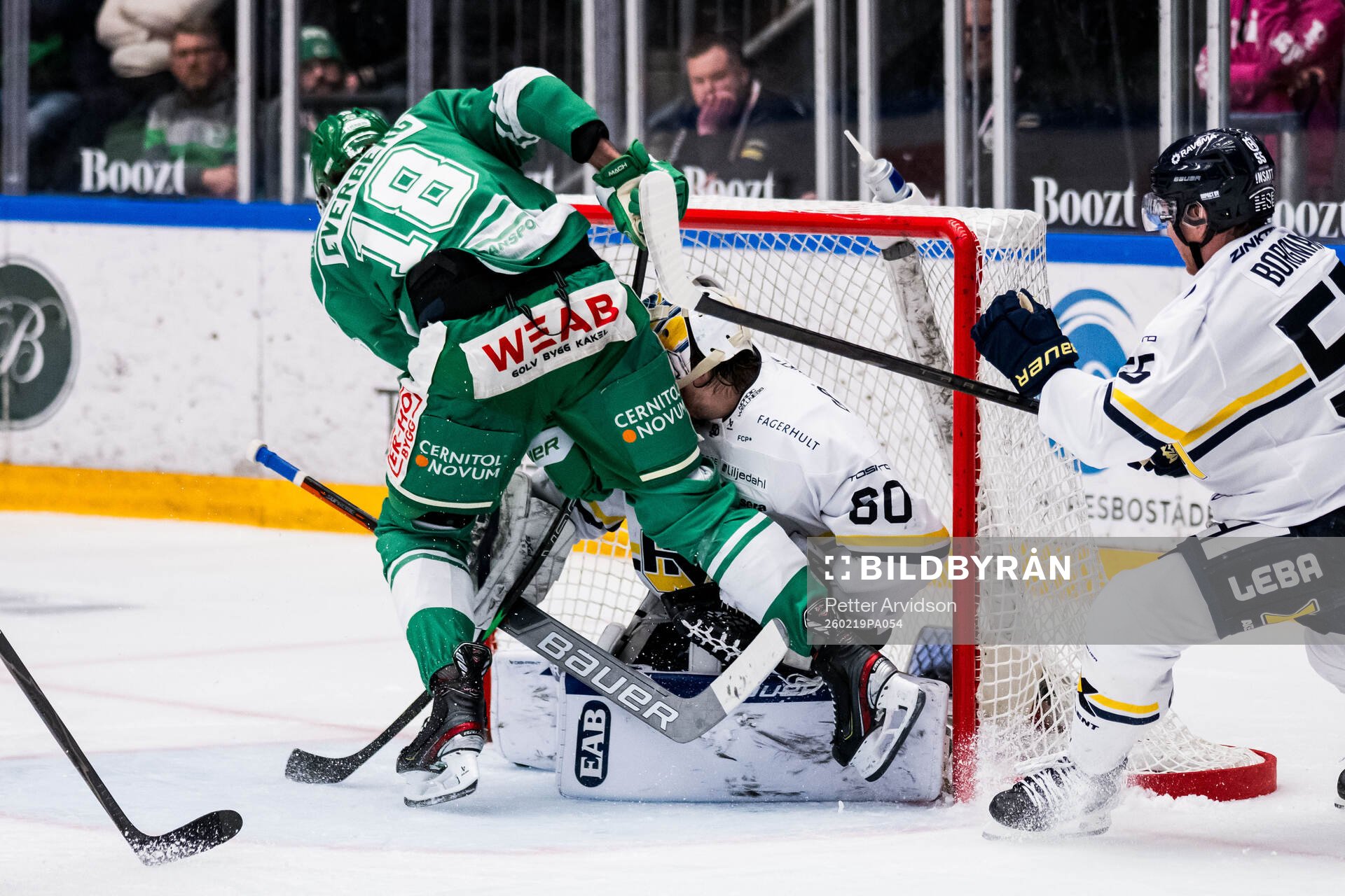 Rögles Dennis Everberg och HV71s målvakt Felix Sandström