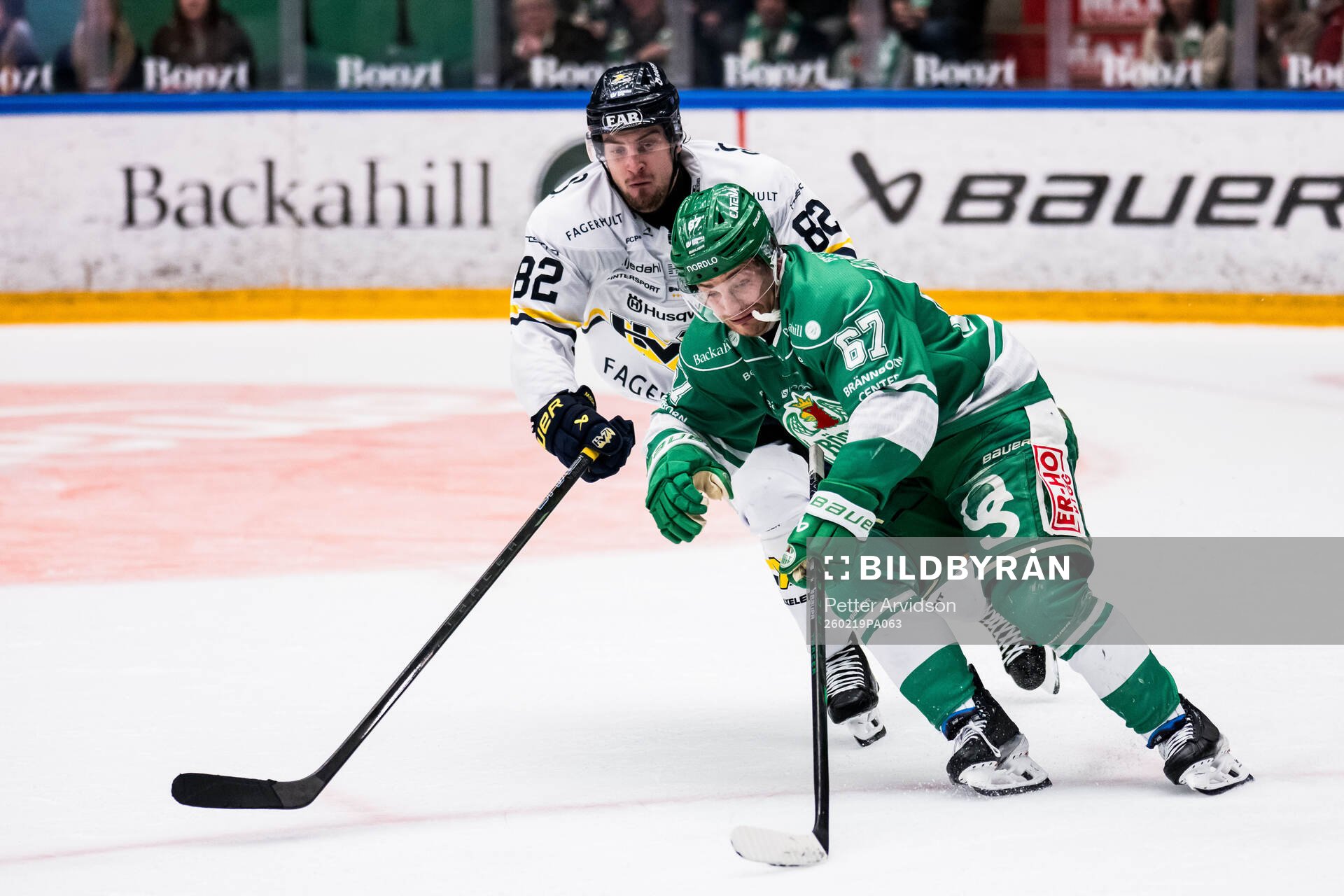 HV71s Santeri Hatakka och Rögles Leon Bristedt