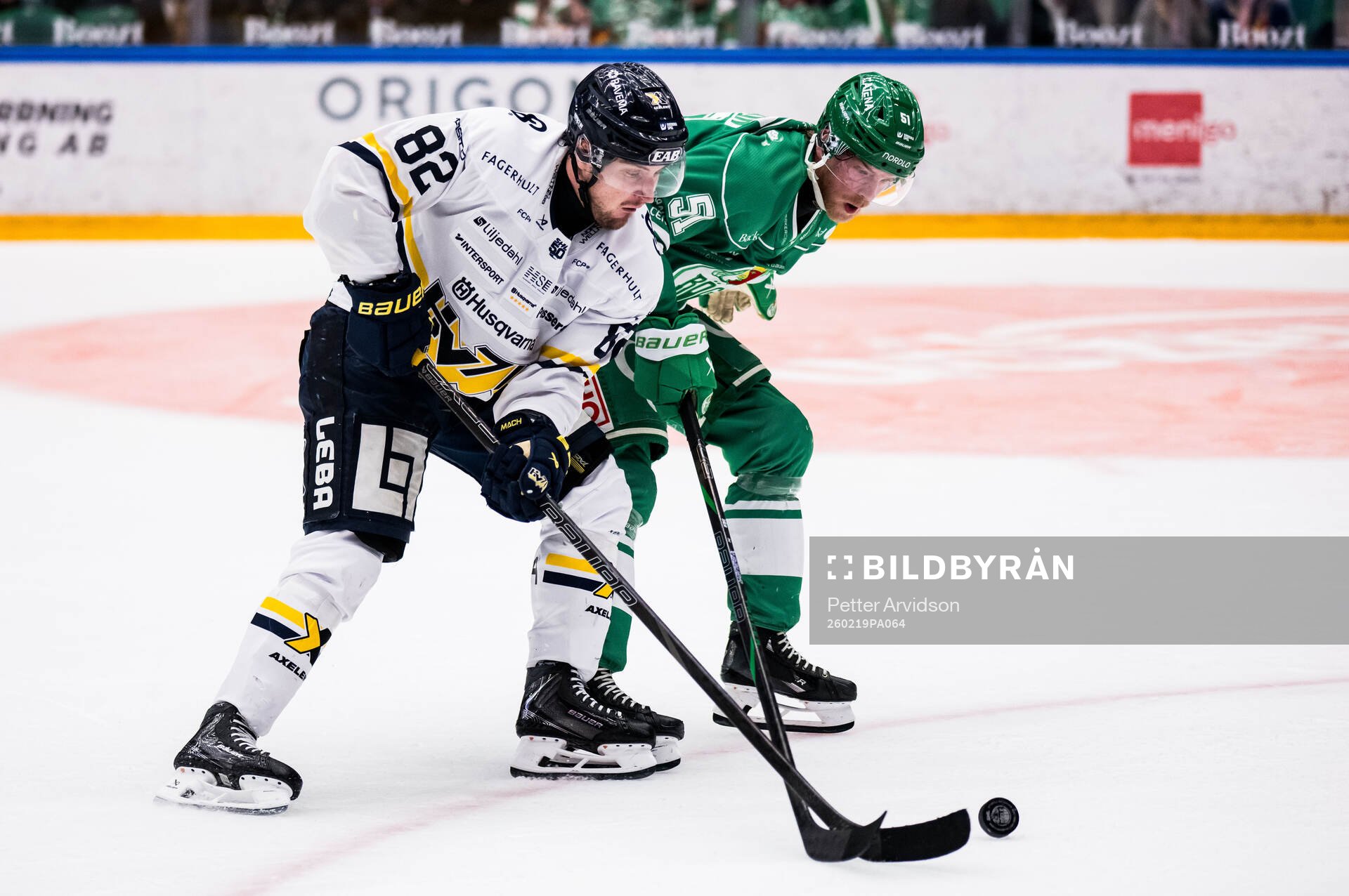 HV71s Santeri Hatakka och Rögles Calle Själin