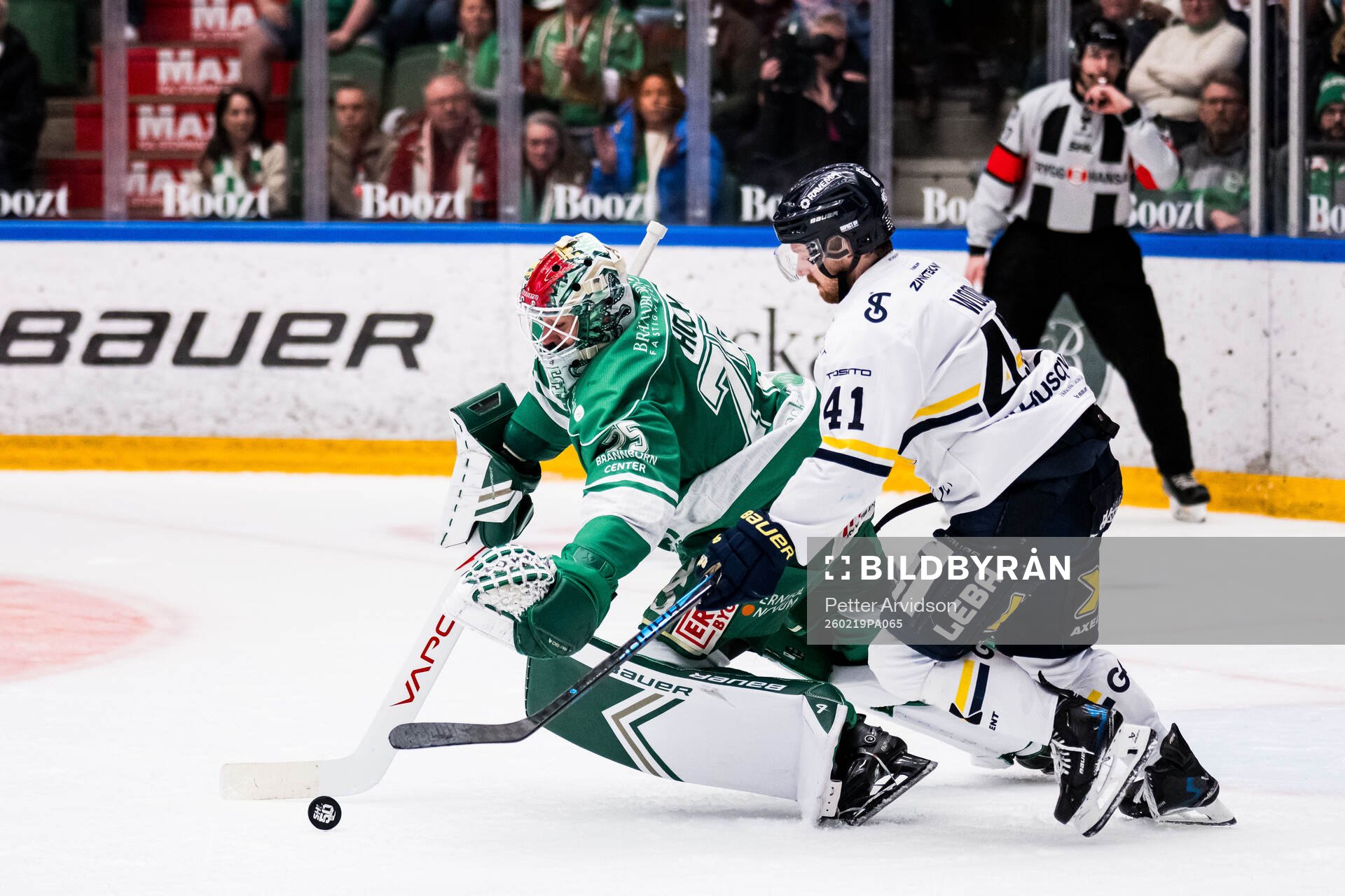 Rögles målvakt Arvid Holm och HV71s Riley Woods