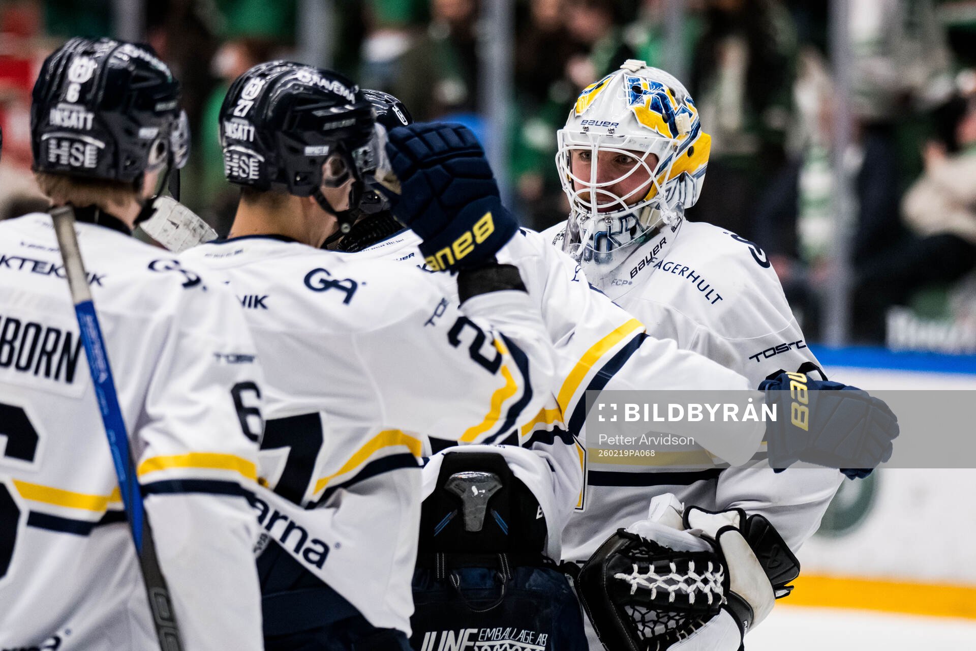 HV71s målvakt Felix Sandström jublar