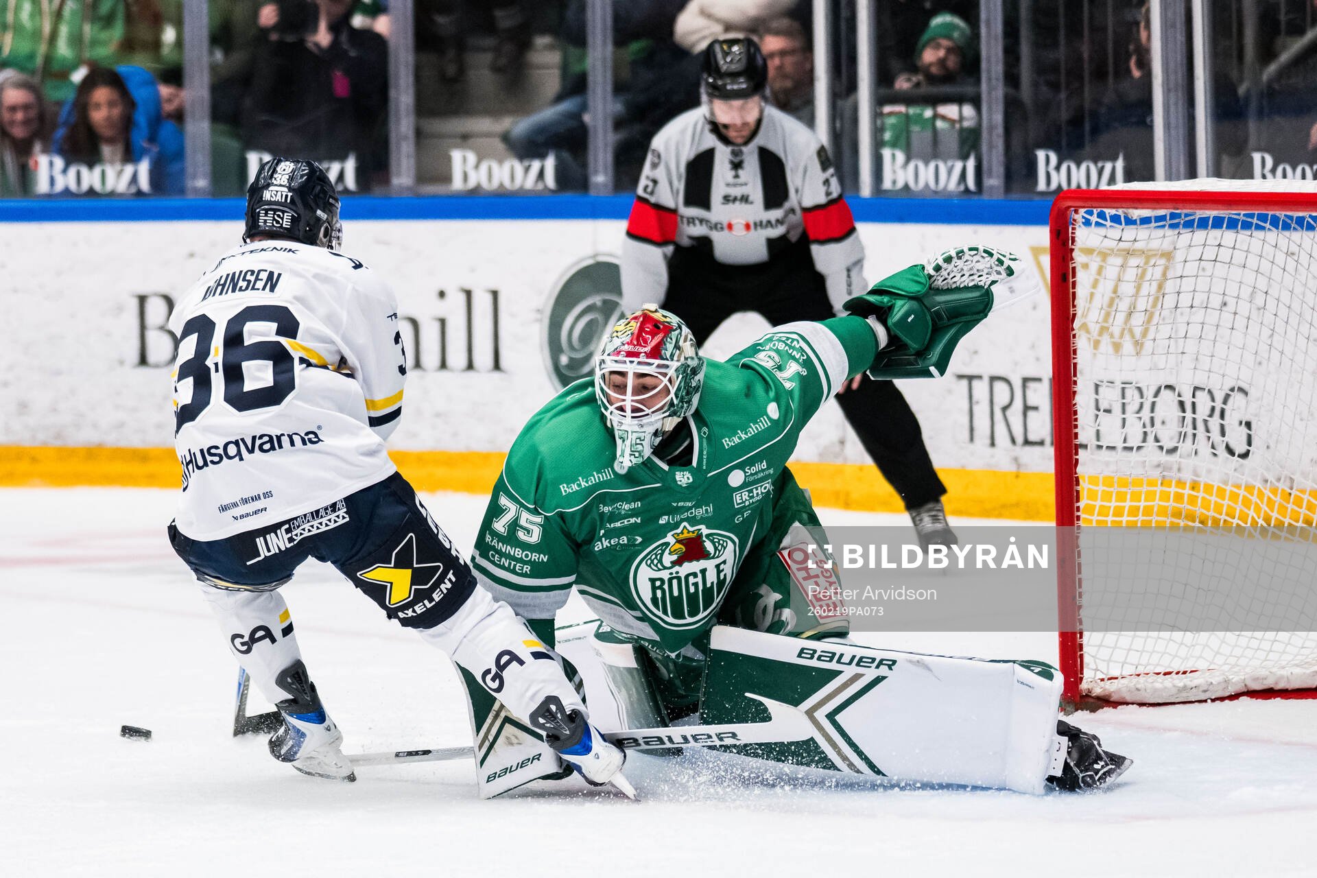HV71s Martin Johnsen och Rögles målvakt Arvid Holm
