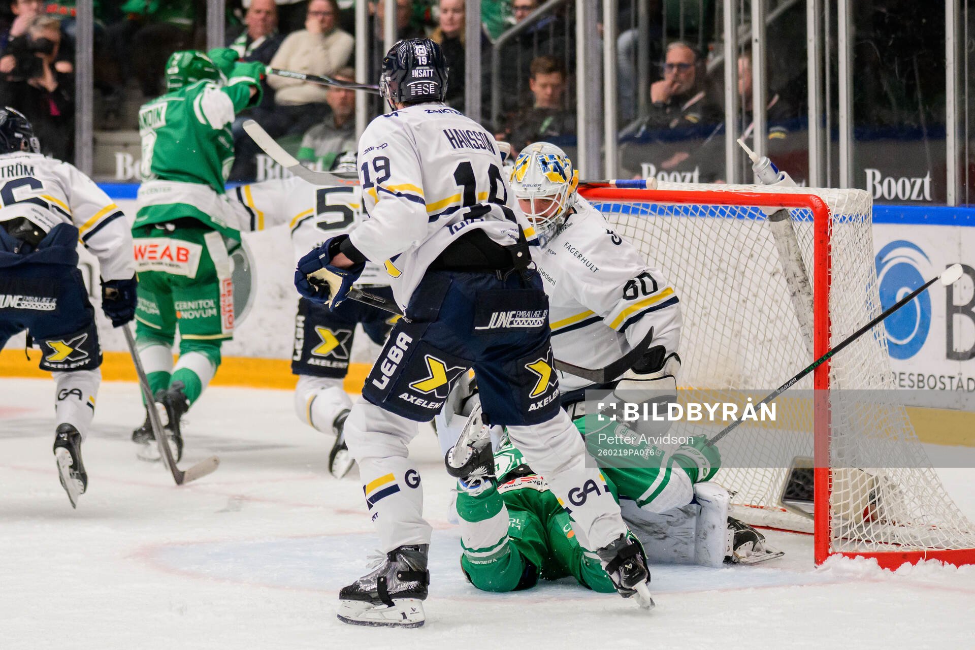 Rögles Leon Bristedt och HV71s Niklas Hansson och målvakt