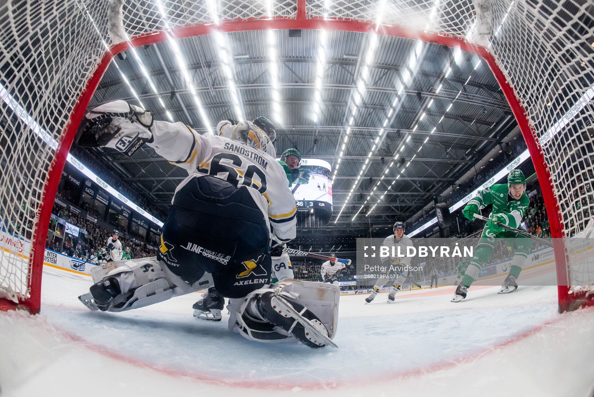 Rögles Felix Nilsson skjuter in 2-3 målet bakom HV71s