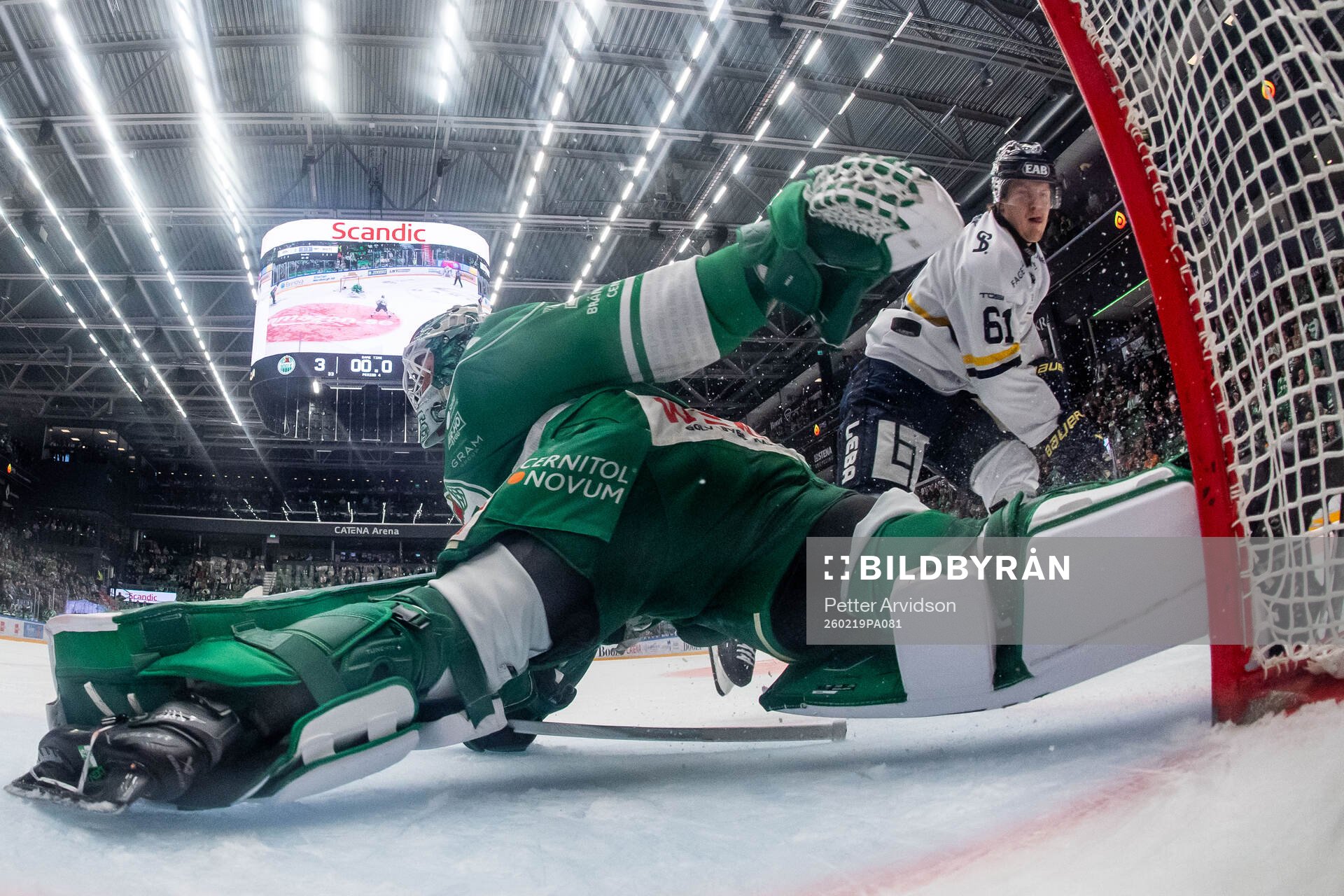 Rögles målvakt Arvid Holm och HV71s Axel Rindell