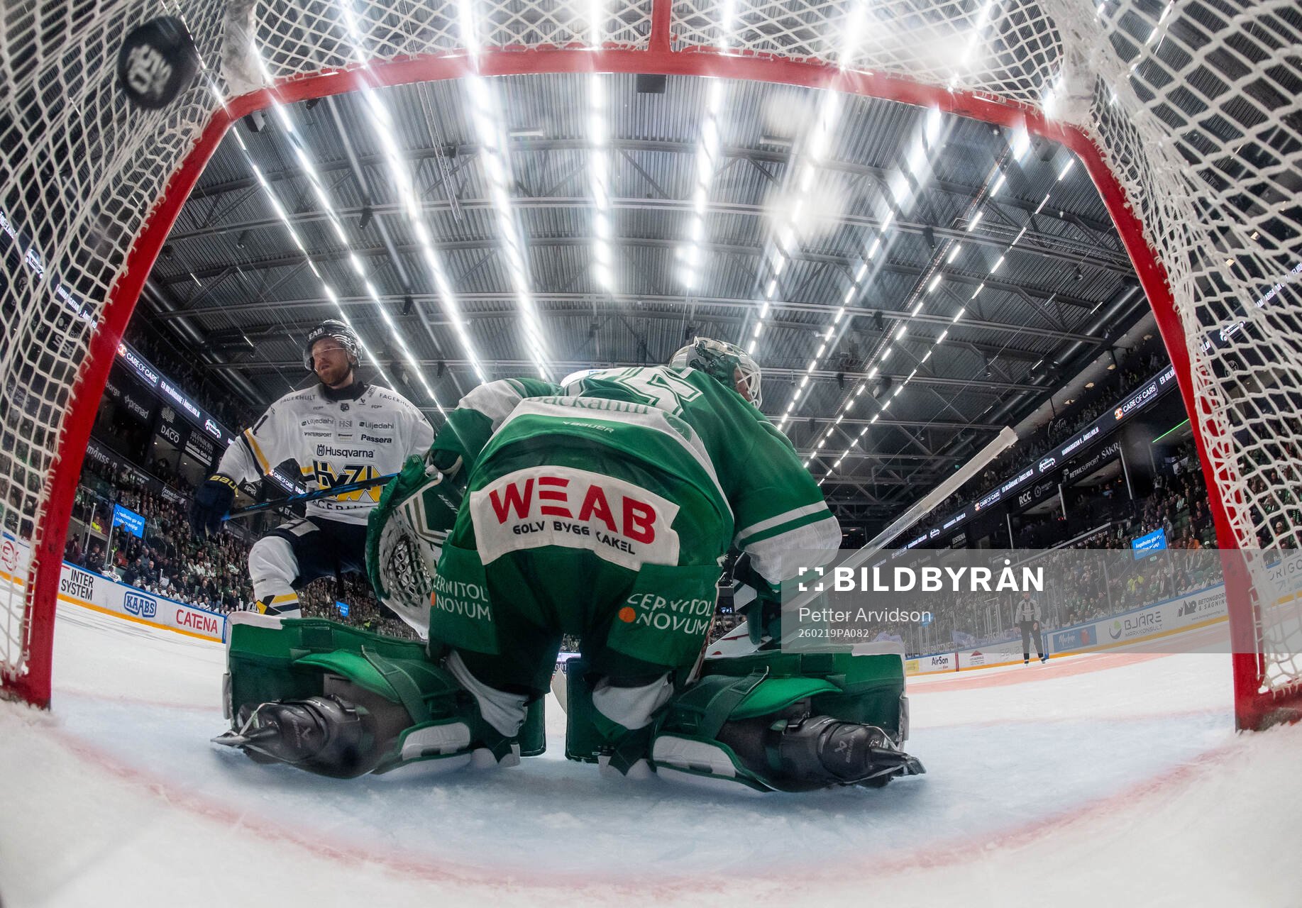 HV71s Riley Woods och Rögles målvakt Arvid Holm