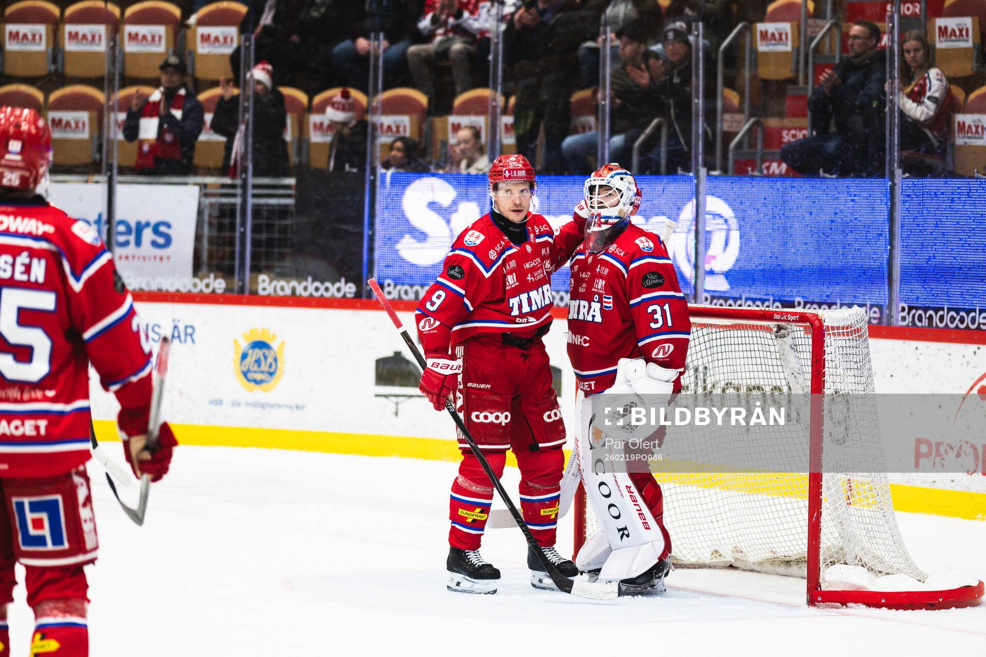 Timrås Didrik Strömberg och målvakt Tim Juel jublar