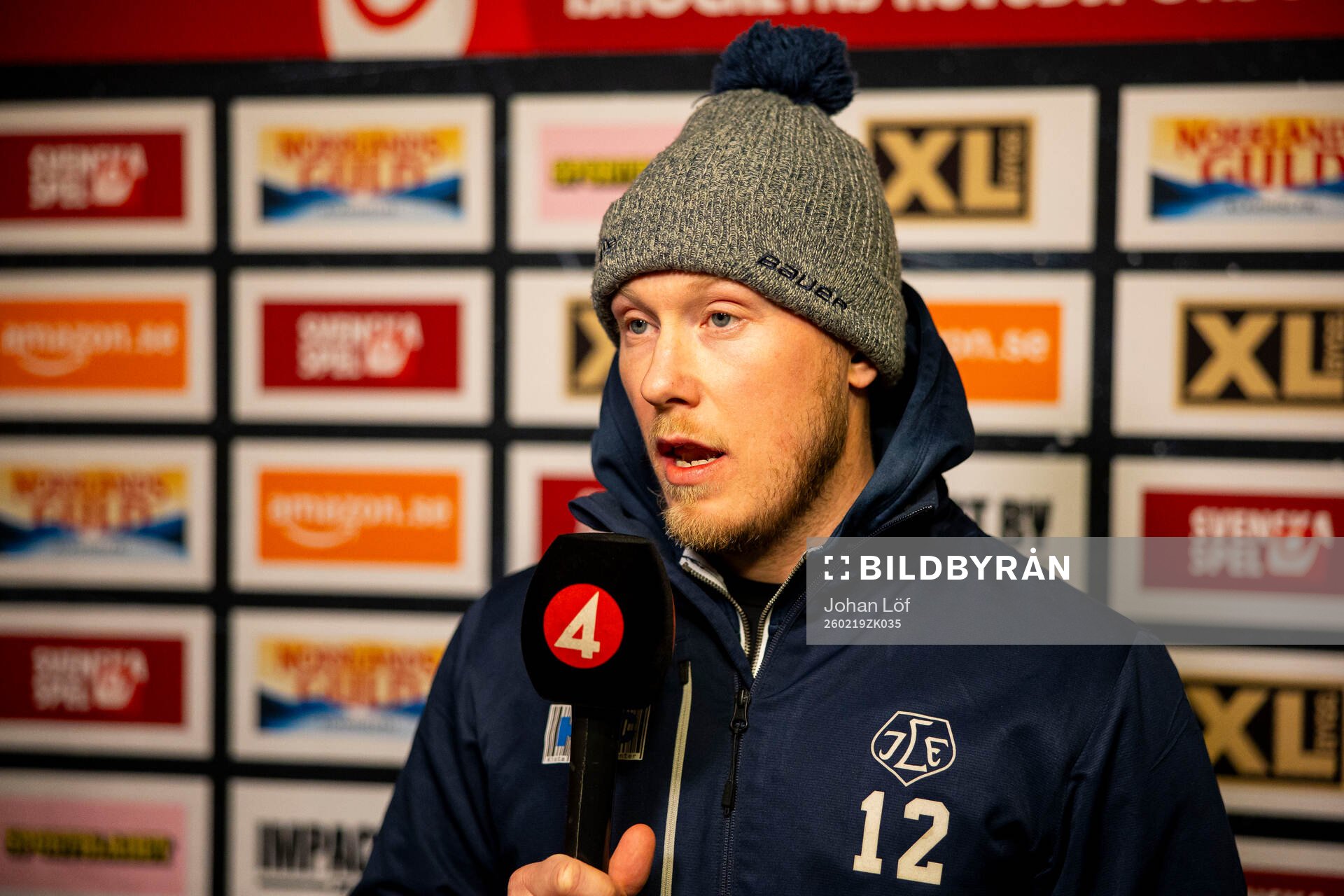 Leksands Kalle Östman blir intervjuad