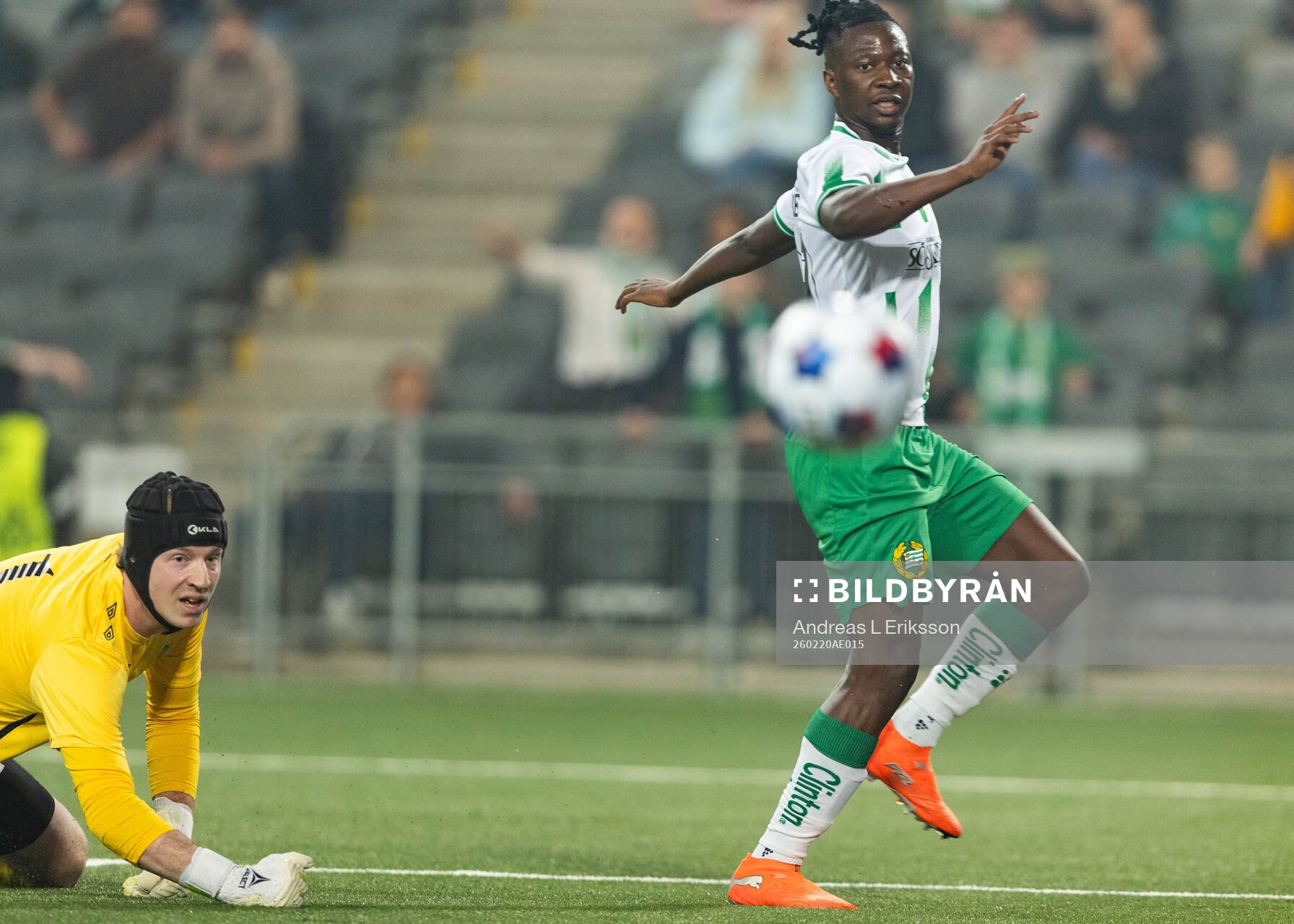 Brages målvakt Viktor Frodig och Hammarbys Moise Elohim