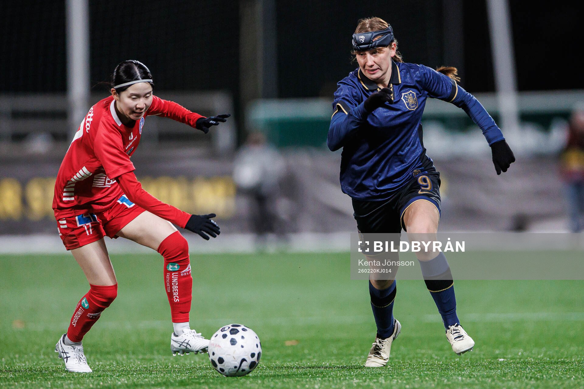Linköpings Miu Kitamura och AIKs Olivia Garcia