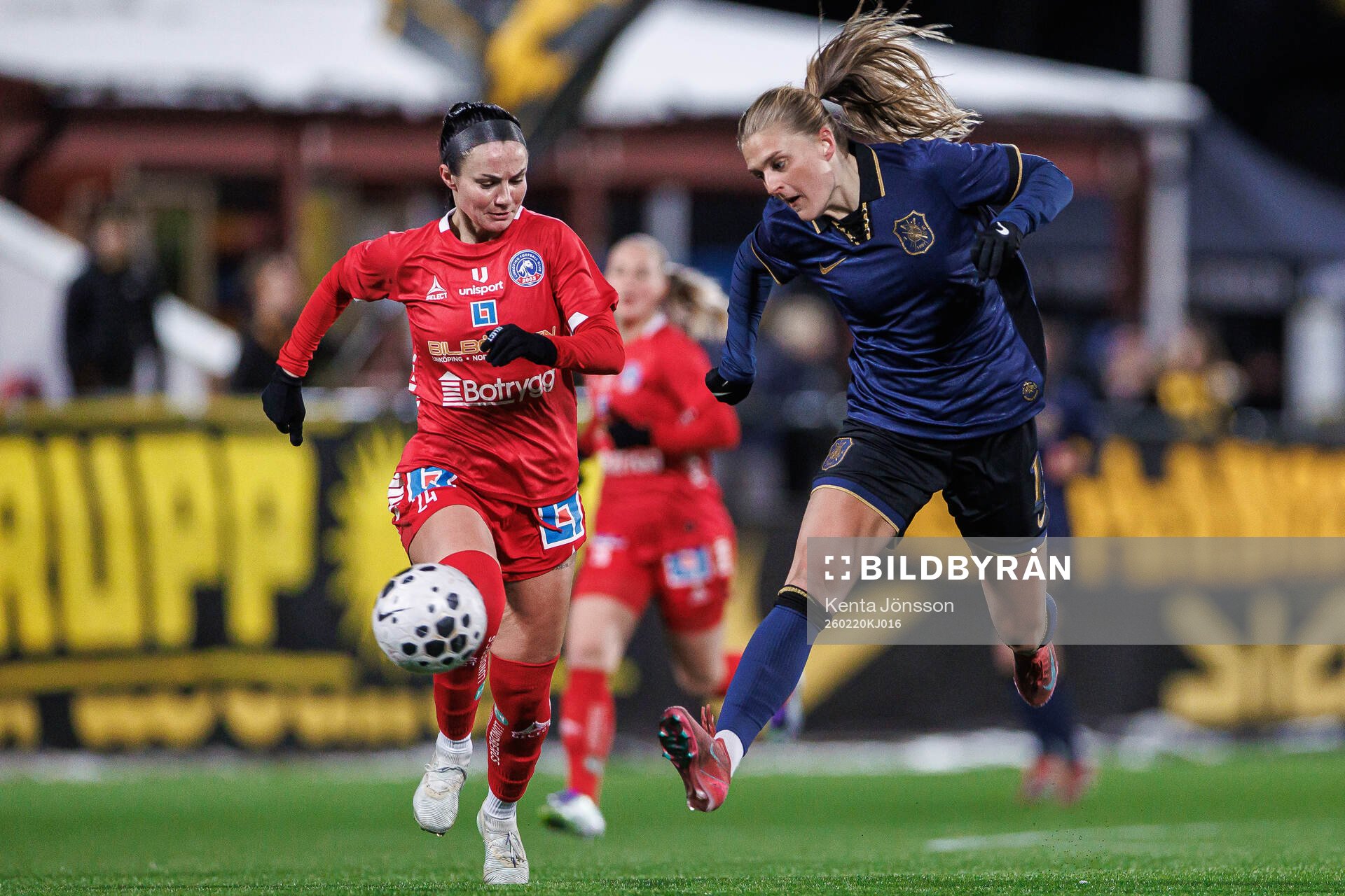 Linköpings Amber DiOrio och AIKs Lisa Björk