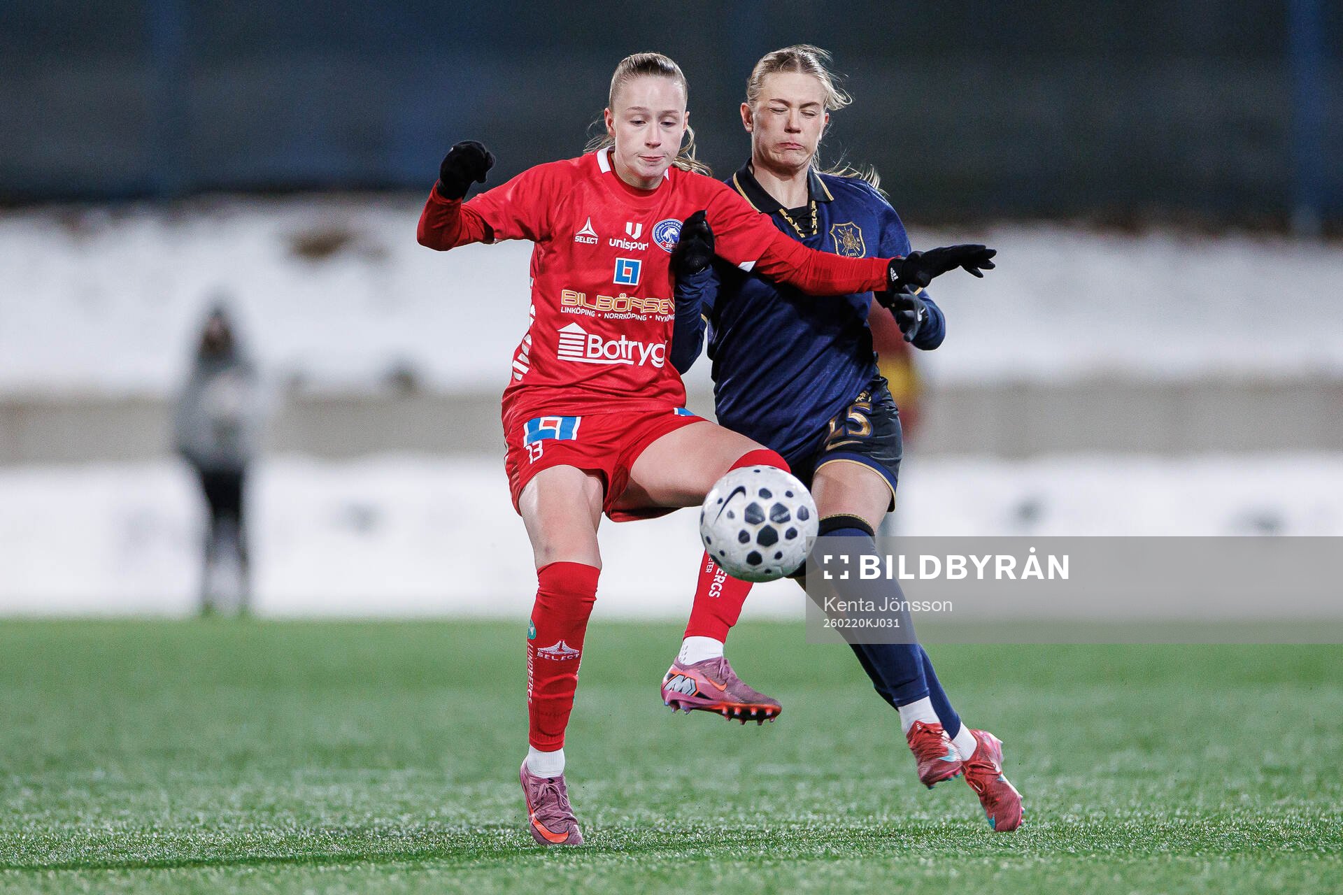 Linköpings Ella Lundin och AIKs Olivia Lindstedt