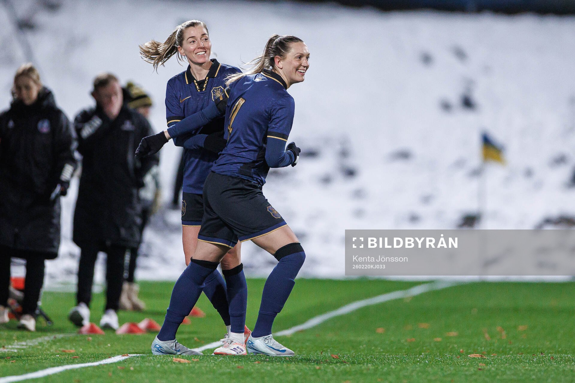 AIKs Jennie Nordin och Linda Sembrant i ett byte