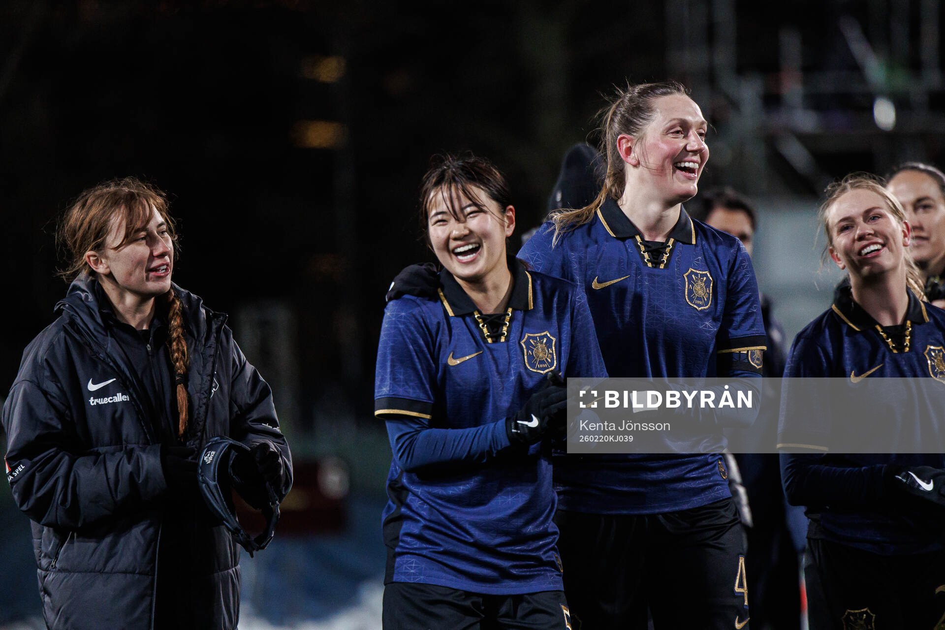 AIKs Olivia Garcia, Haruna Tabata och Jennie Nordin jublar