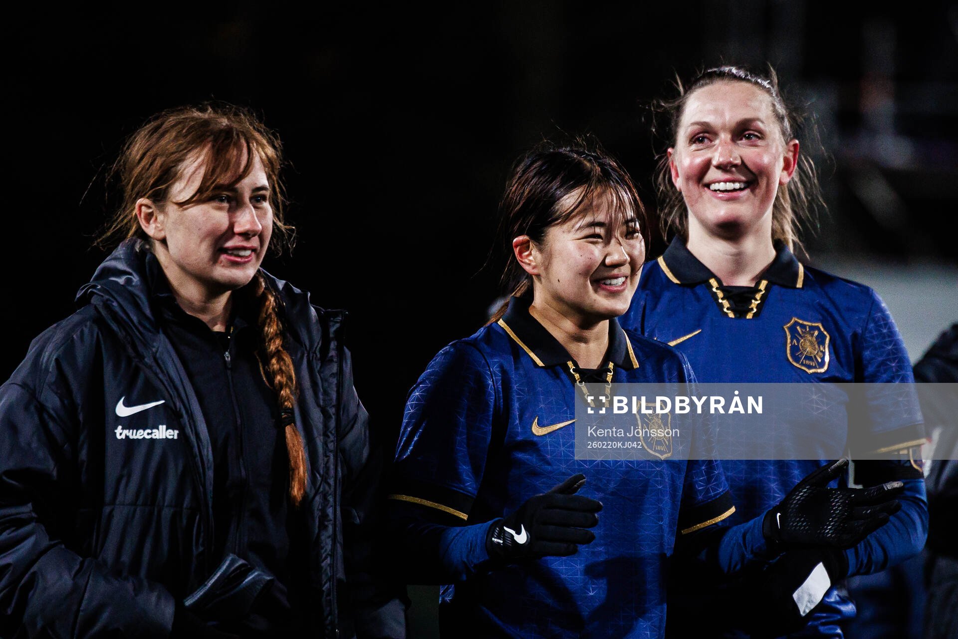 AIKs Olivia Garcia, Haruna Tabata och Jennie Nordin jublar
