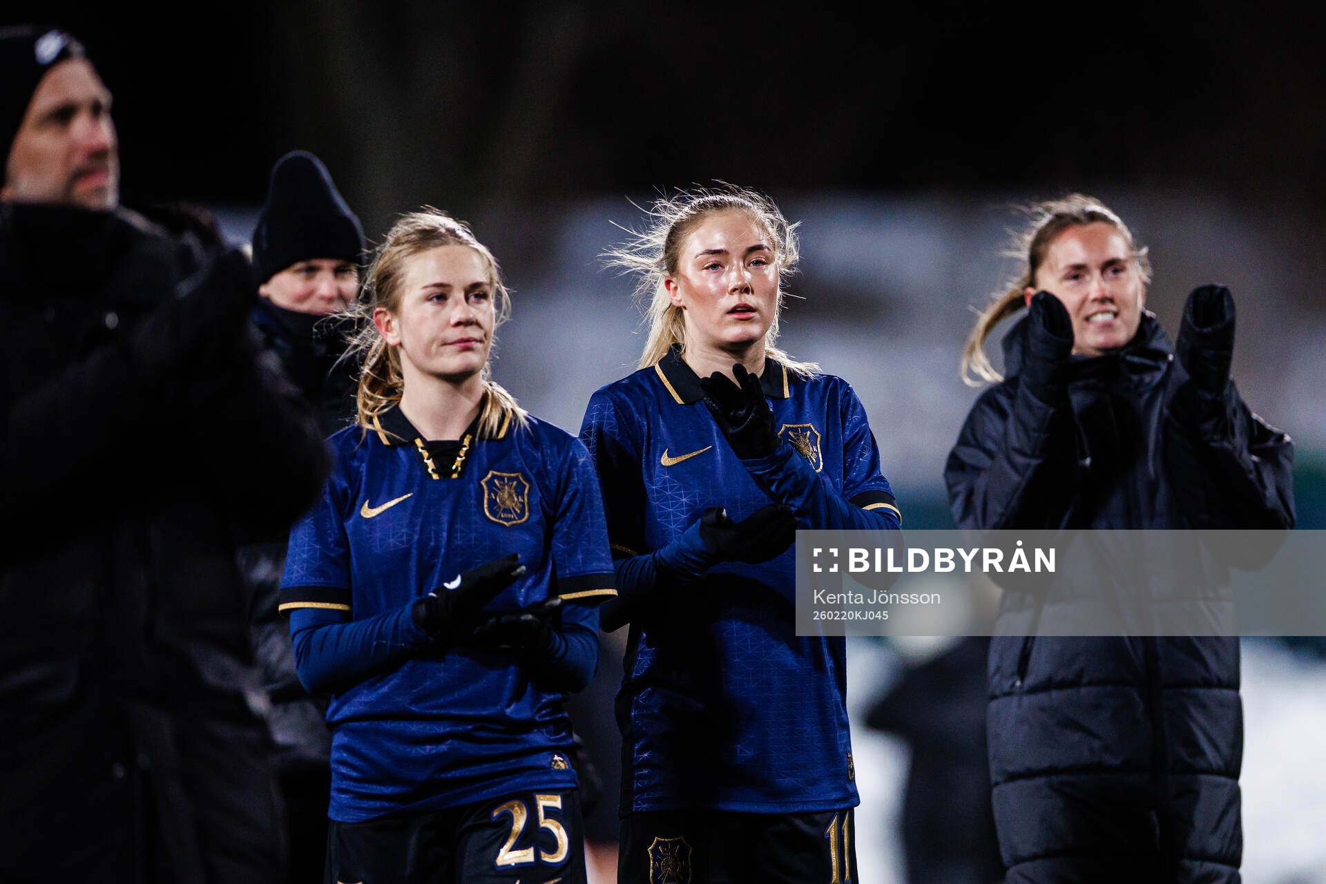AIKs Olivia Lindstedt och Ida Björnberg applåderar