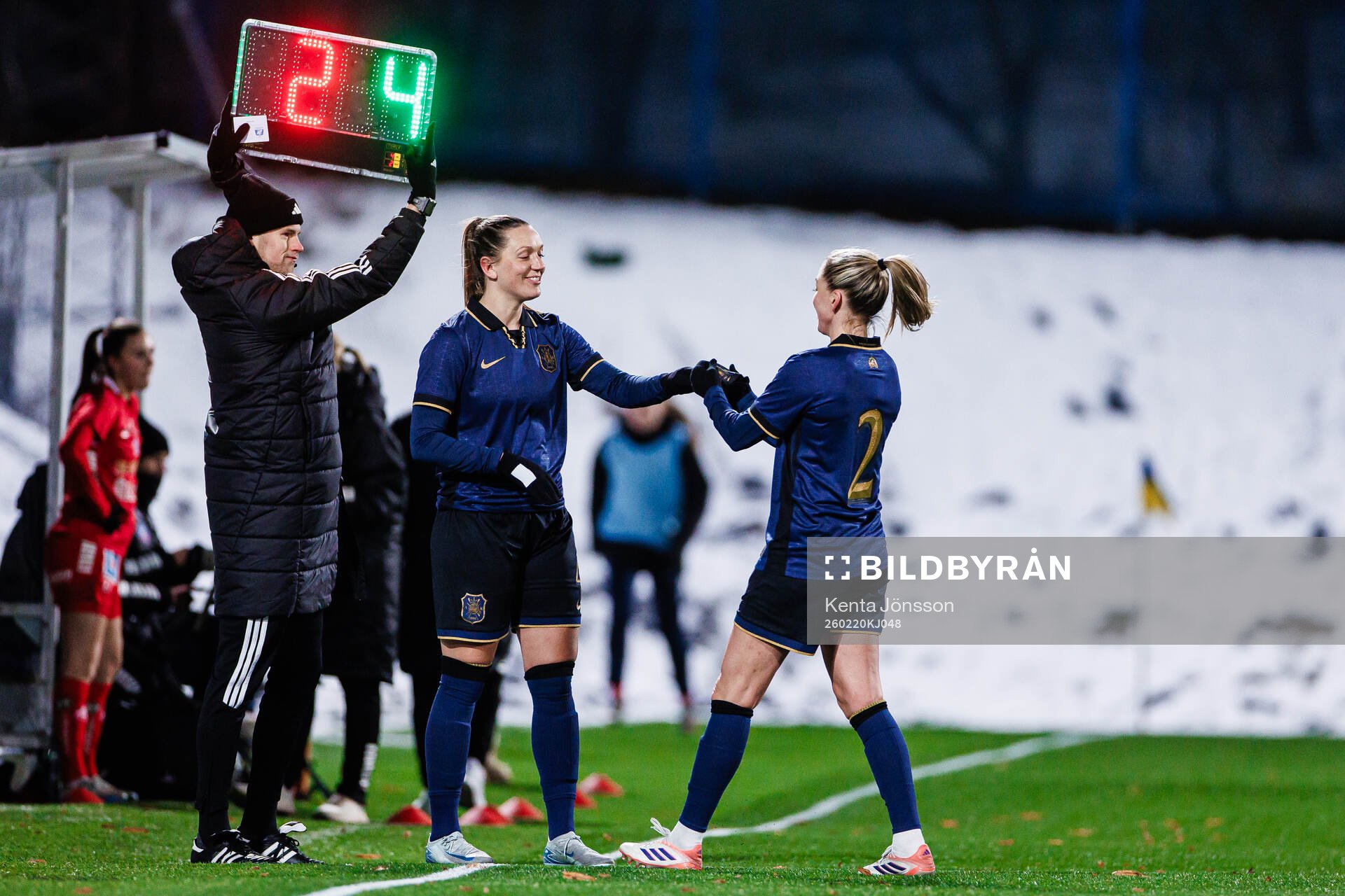 AIKs Linda Sembrant räcker över kaptensbindeln till