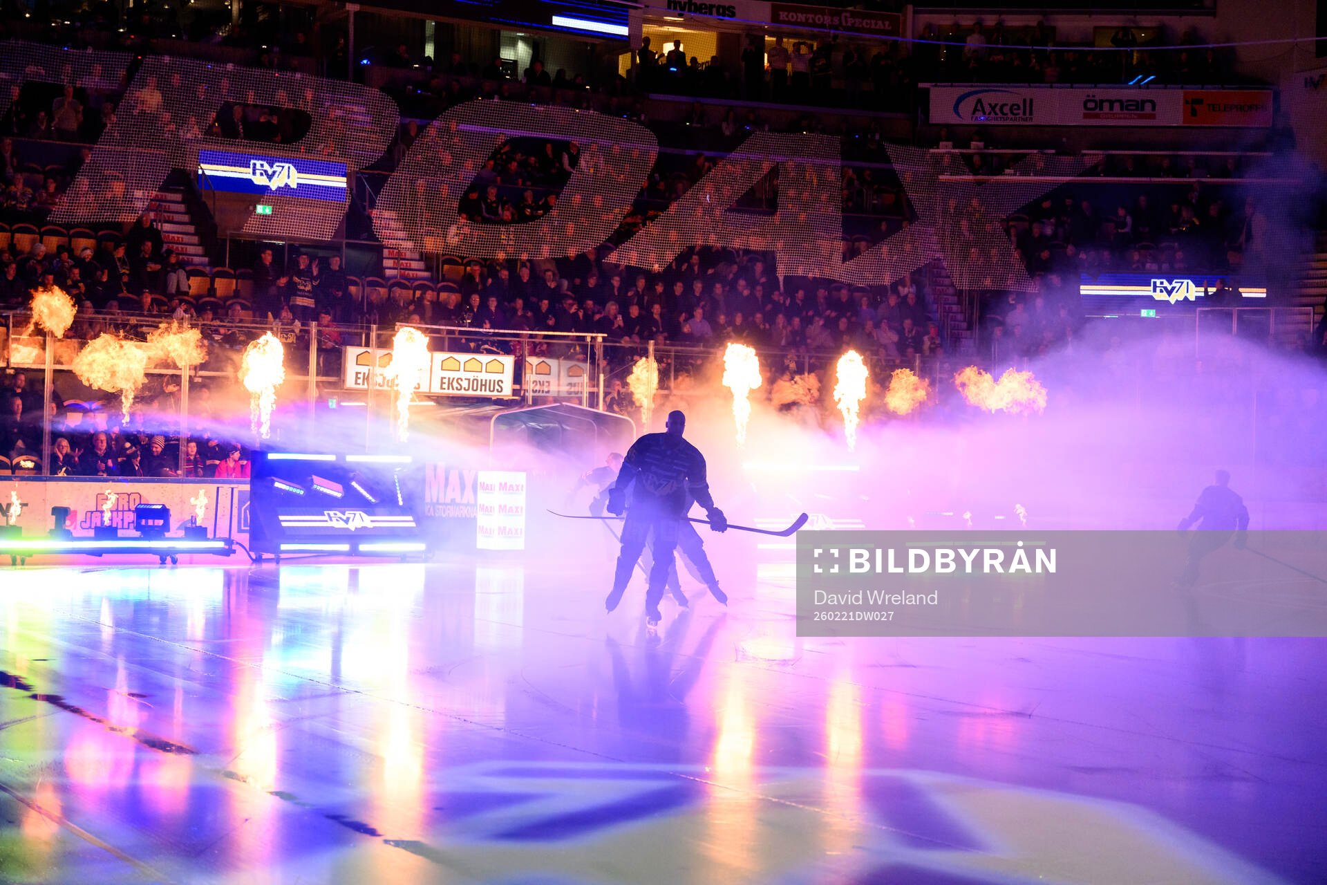 HV71s spelare åker in på isen