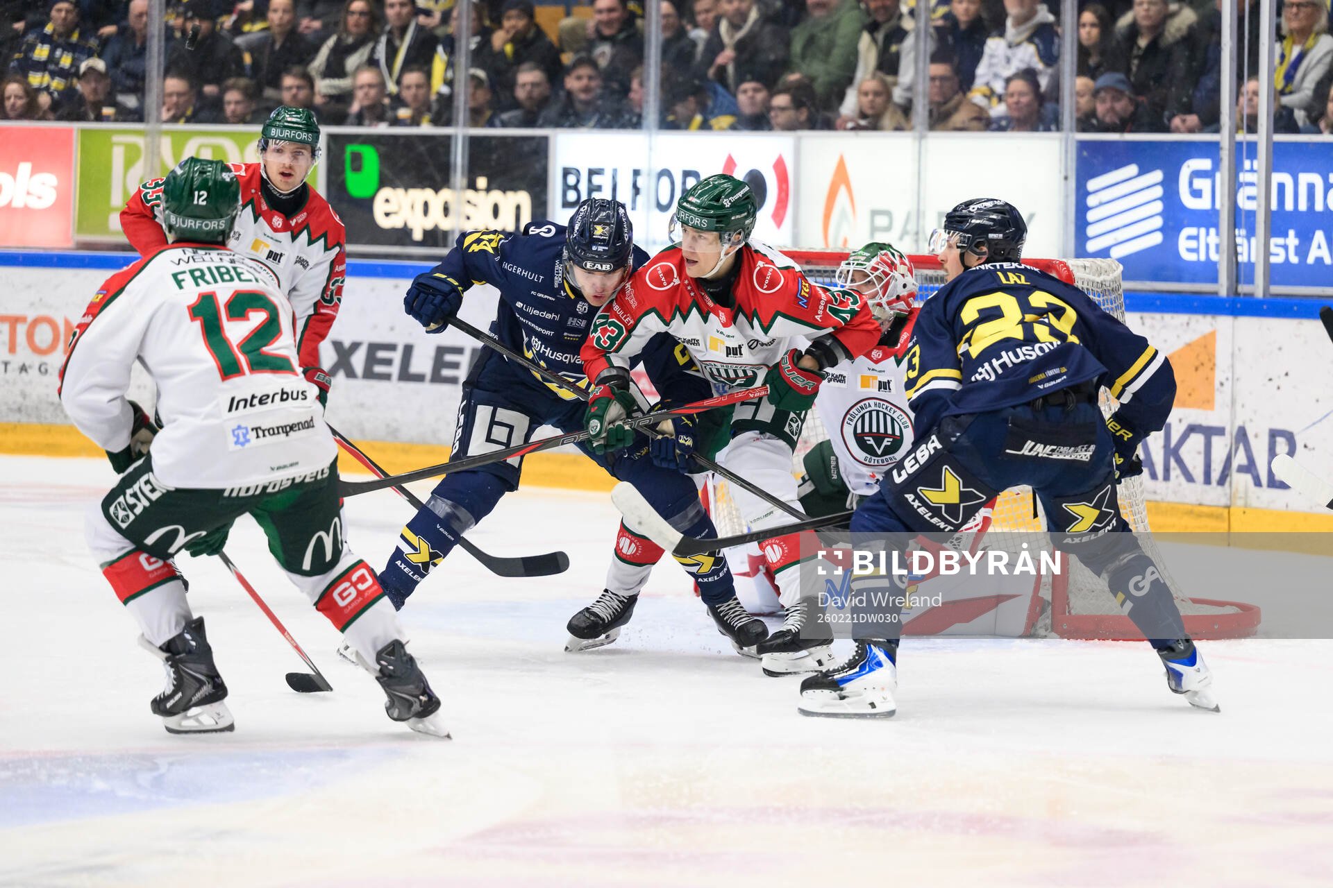 HV71s Hampus Eriksson och Frölundas Tom Nilsson  framför
