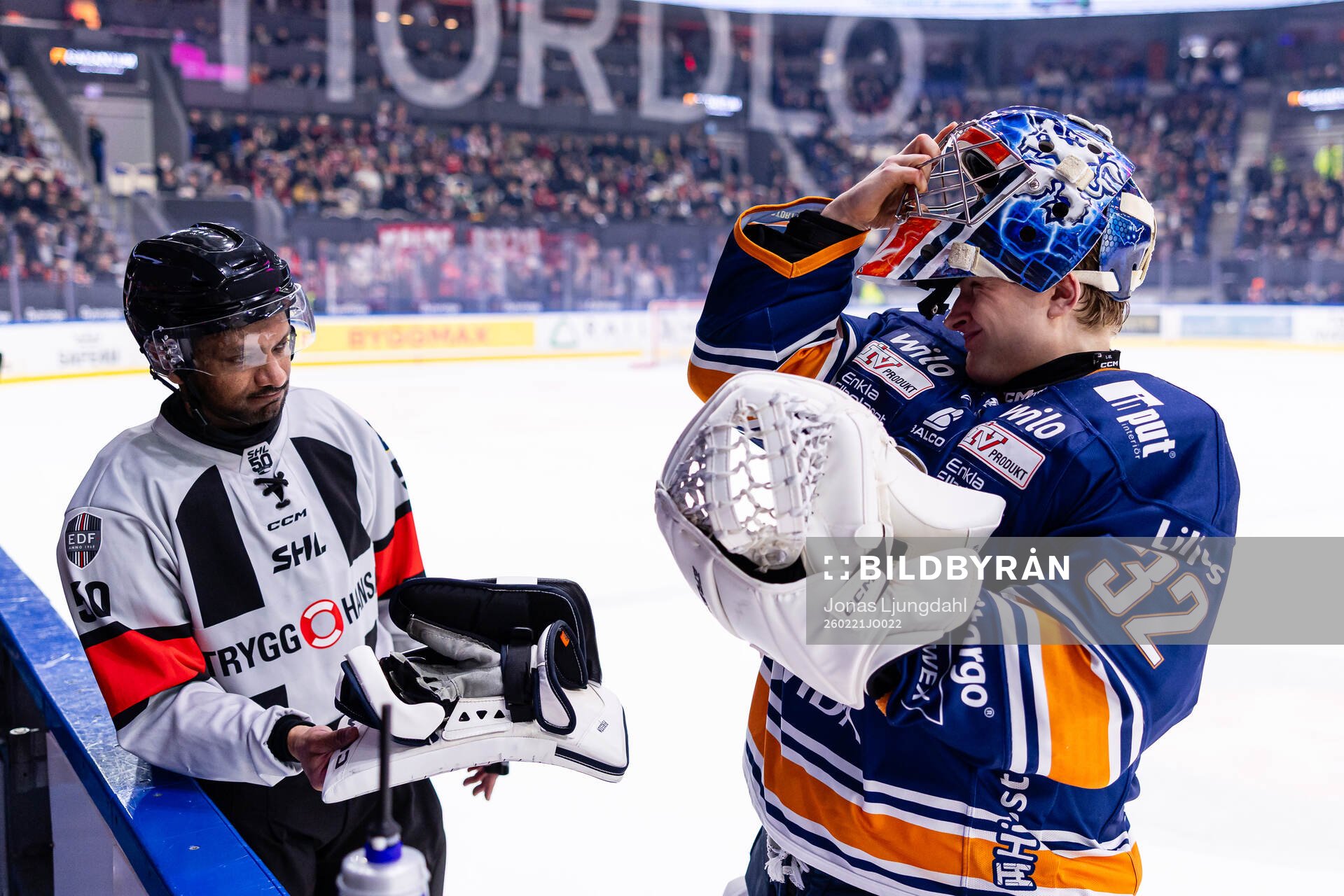 Domare Fredrik Rönnberg och Växjös målvakt Ludvig