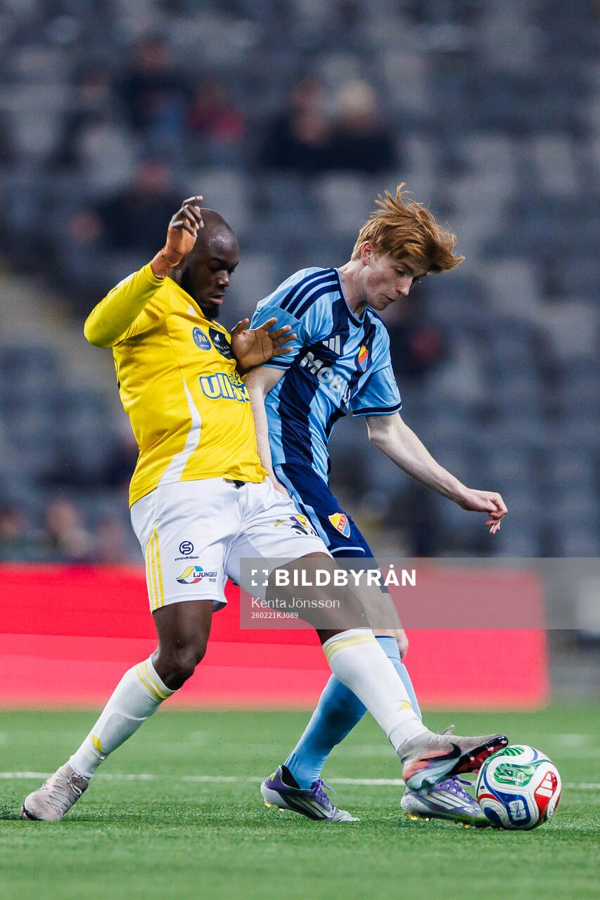 Falkenbergs Lassina Sangaré och Djurgårdens Peter Langhoff