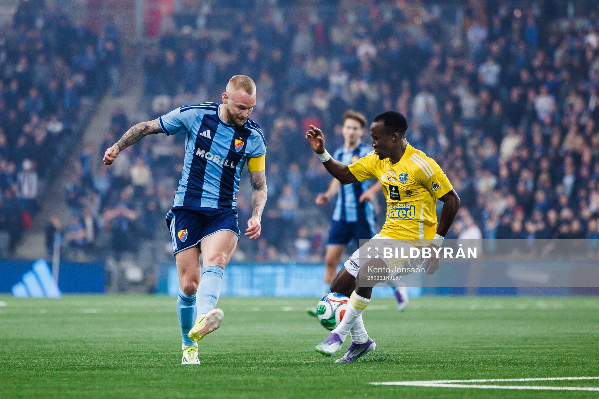 Djurgårdens Adam Ståhl och Falkenbergs Wanbe Godwin Aguda