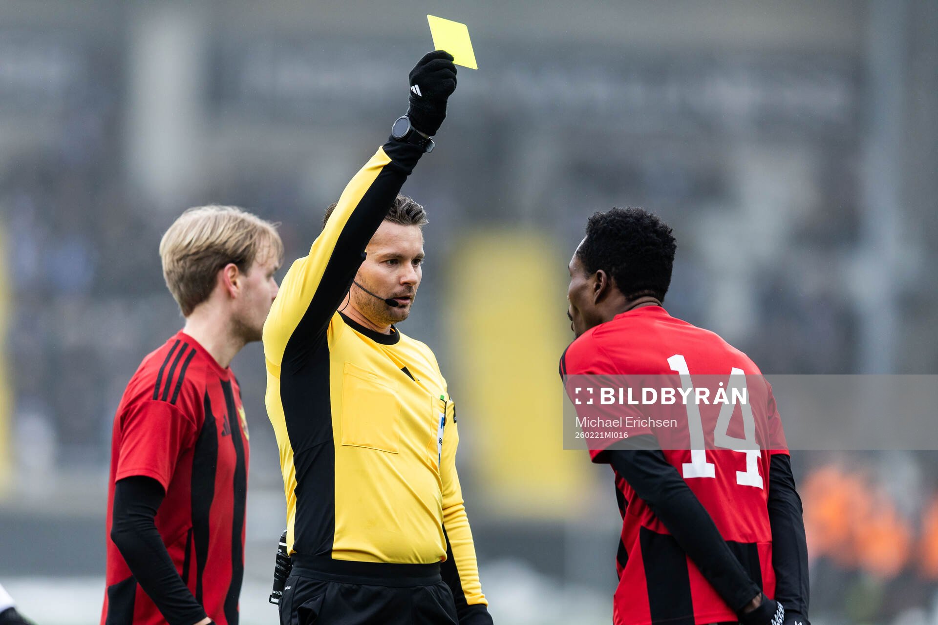 Östersunds Sunday Anyanwu får gult kort av domare Joakim