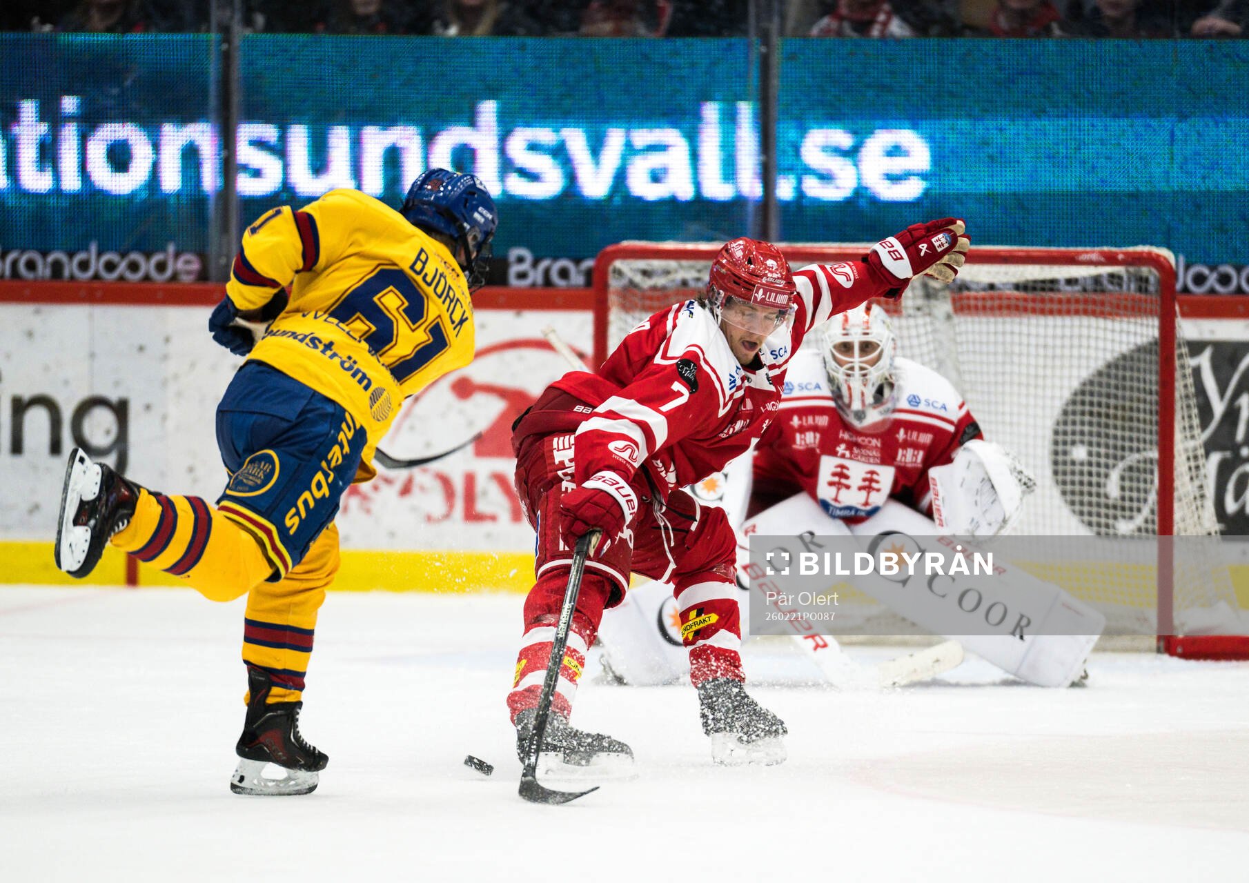 Djurgårdens Viggo Björck och Timrås Marcus Hardegård