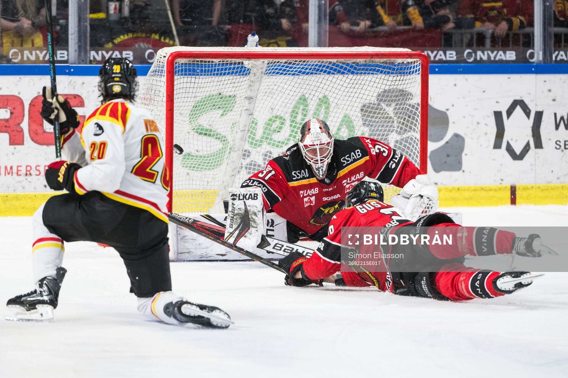 Brynäs Tyler Vesel och Luleås målvakt Matteus Ward