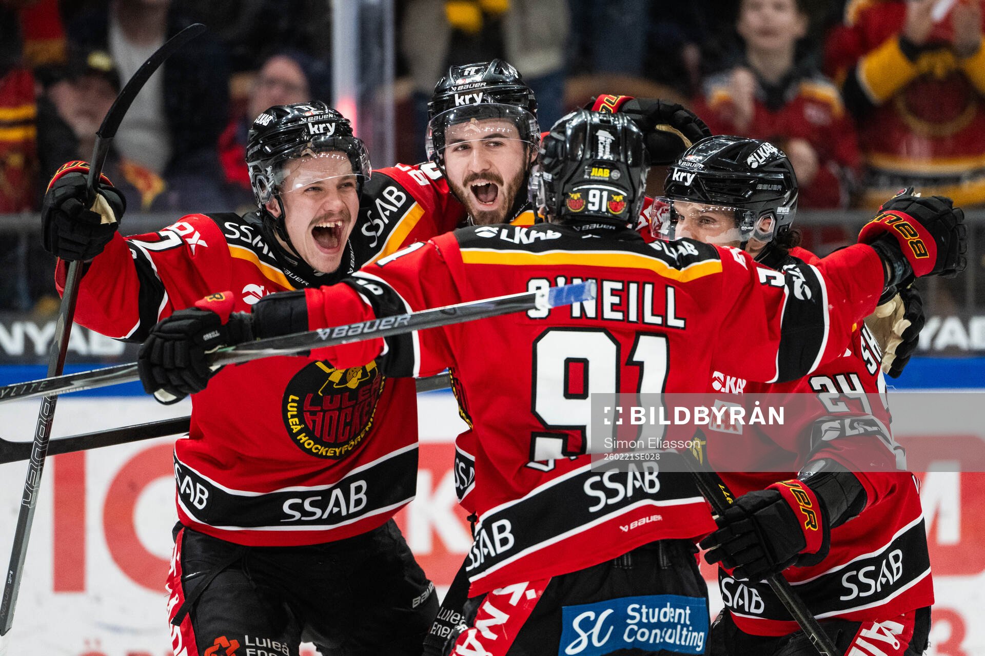 Luleås Oskari Laaksonen och Ben Tardif jublar