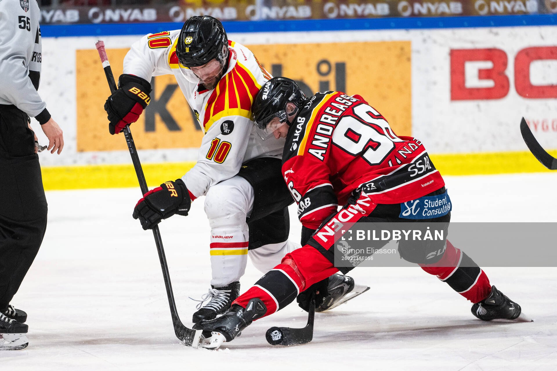 Brynäs Johan Larsson och Luleås Pontus Andreasson tekar