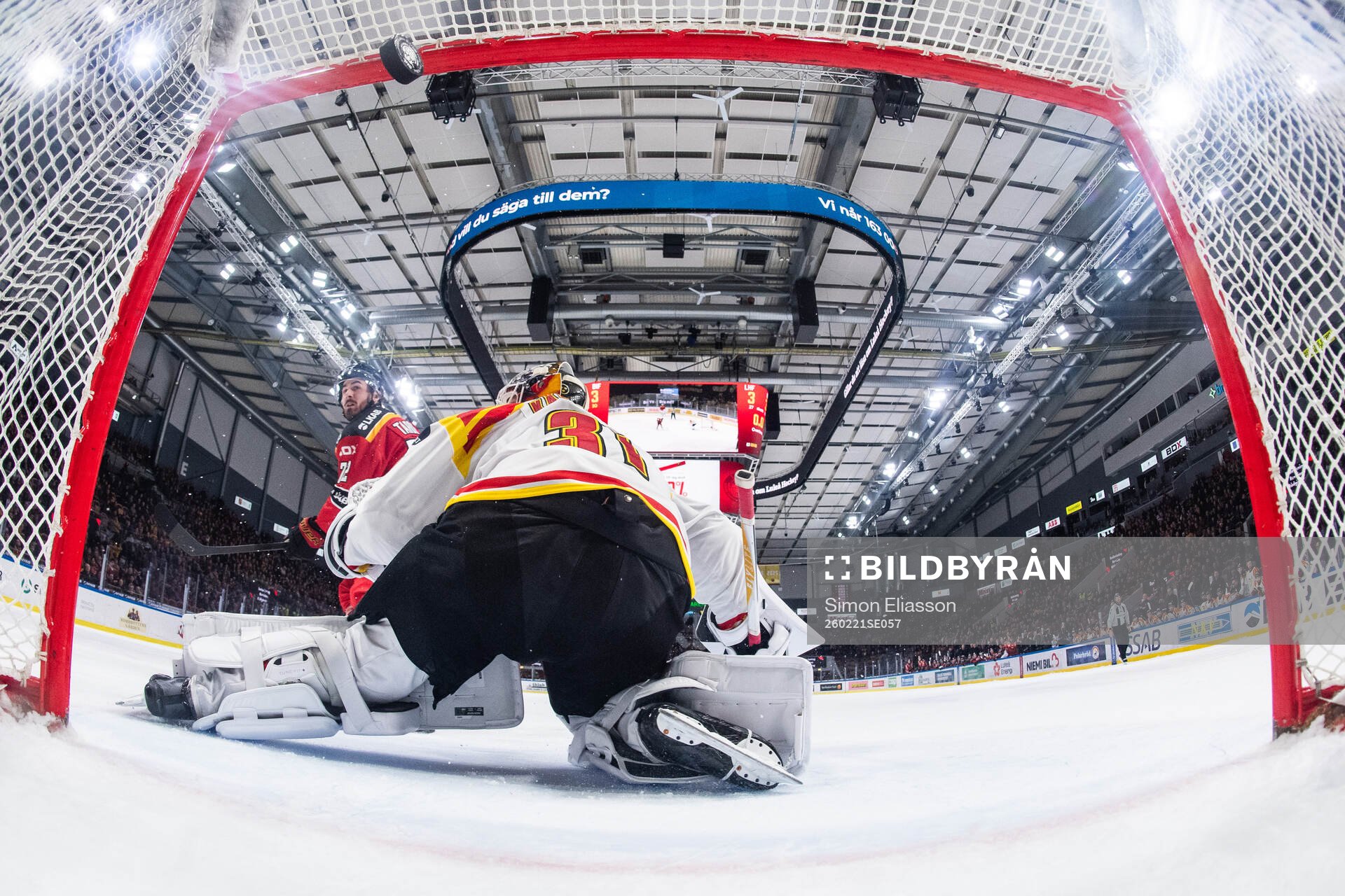 Luleås Ben Tardif gör 4-3 bakom Brynäs målvakt Erik