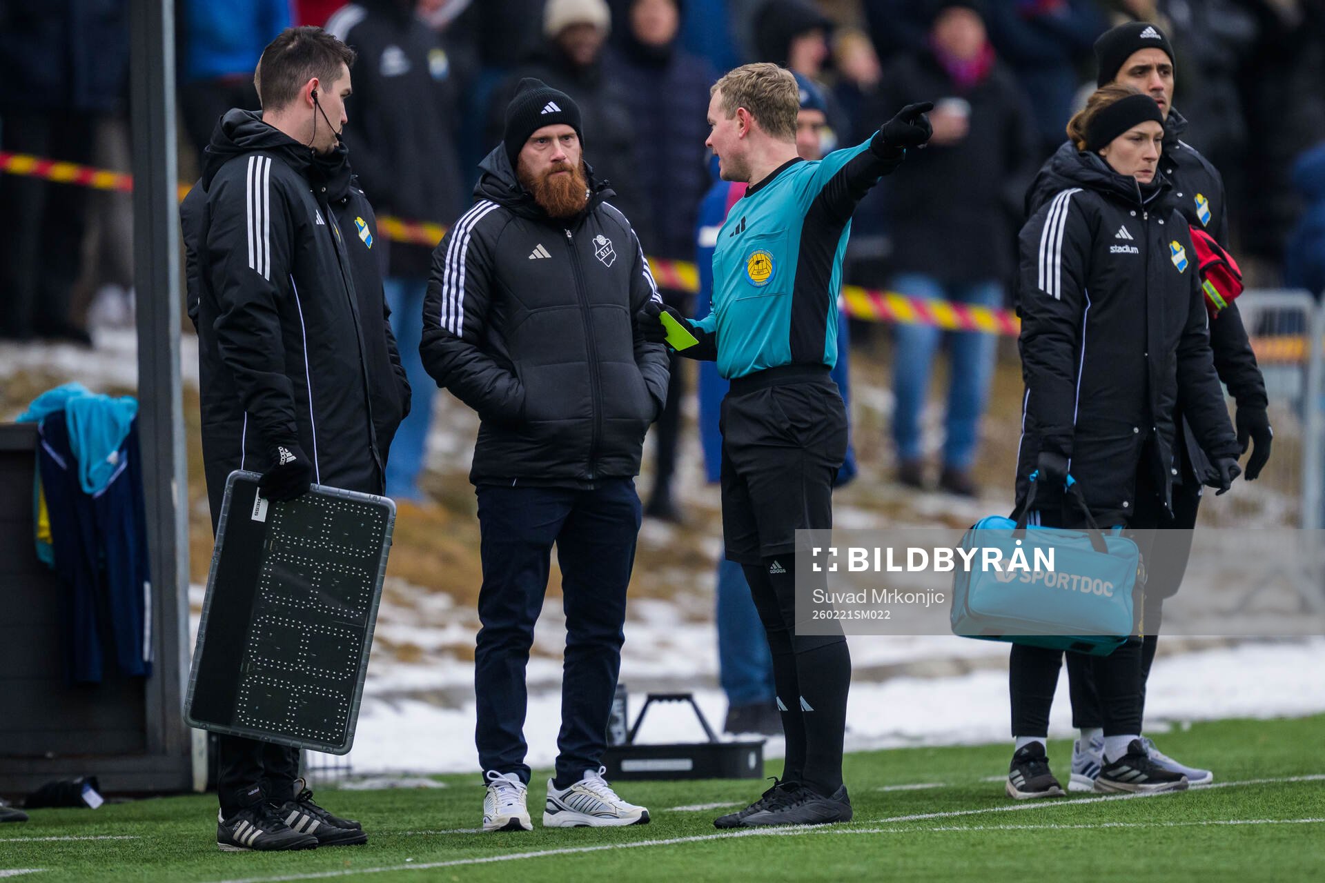 Östers IFs tränare Max Mölder och Domare Fredrik Klitte