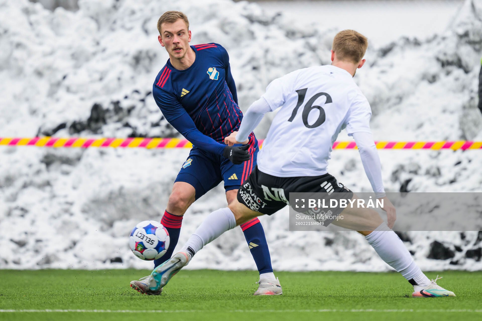 Östers IFs Dennis Olsson och Örebros Hampus Söderström