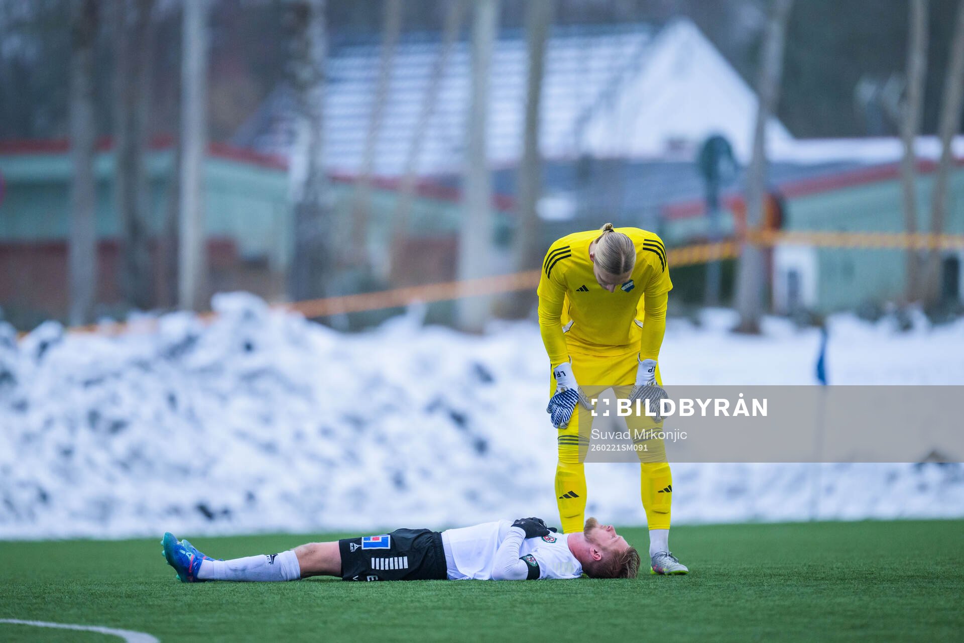 Örebros Karl Holmberg har ont